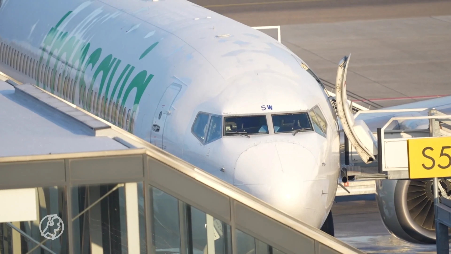 Evacuatie van Transavia-vliegtuig op Eindhoven Airport, rook uit cockpit