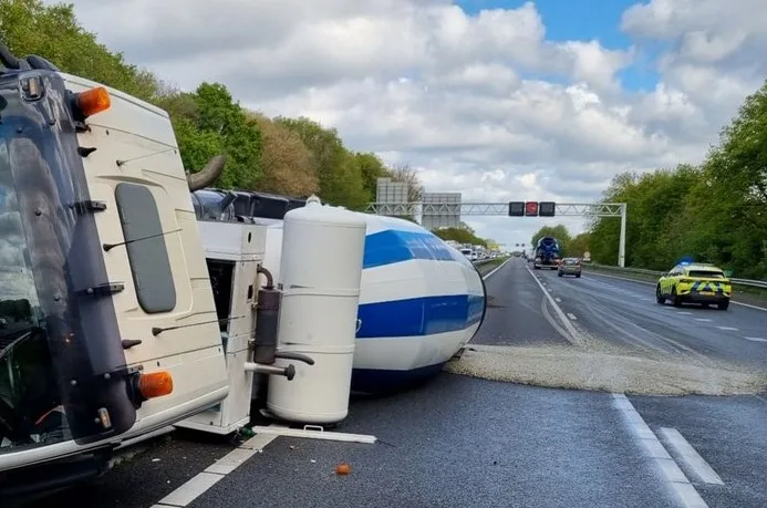 A2 bij Maasbracht dicht door gekantelde betonmixer