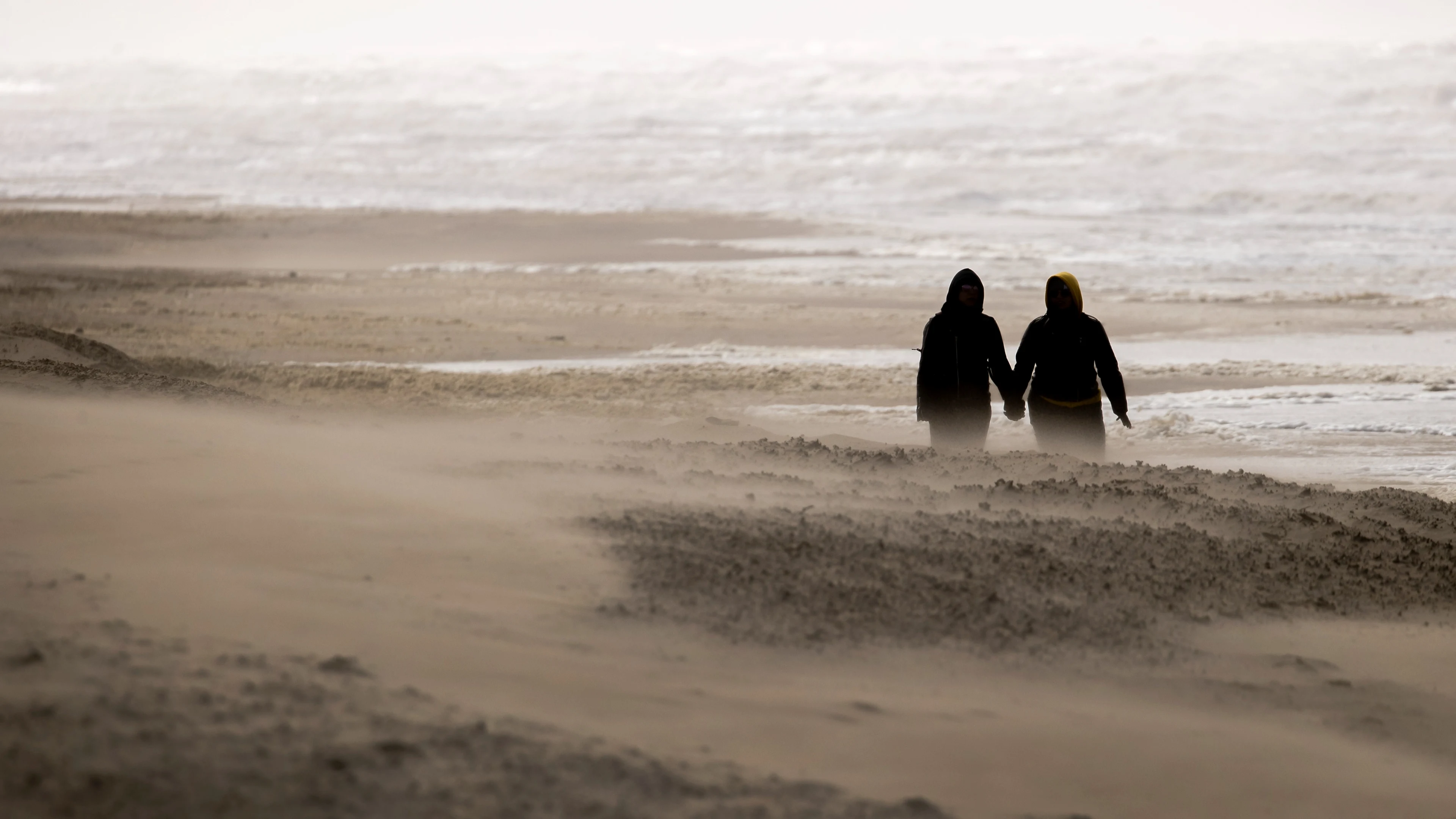 Harde wind en buien domineren zaterdag het weer