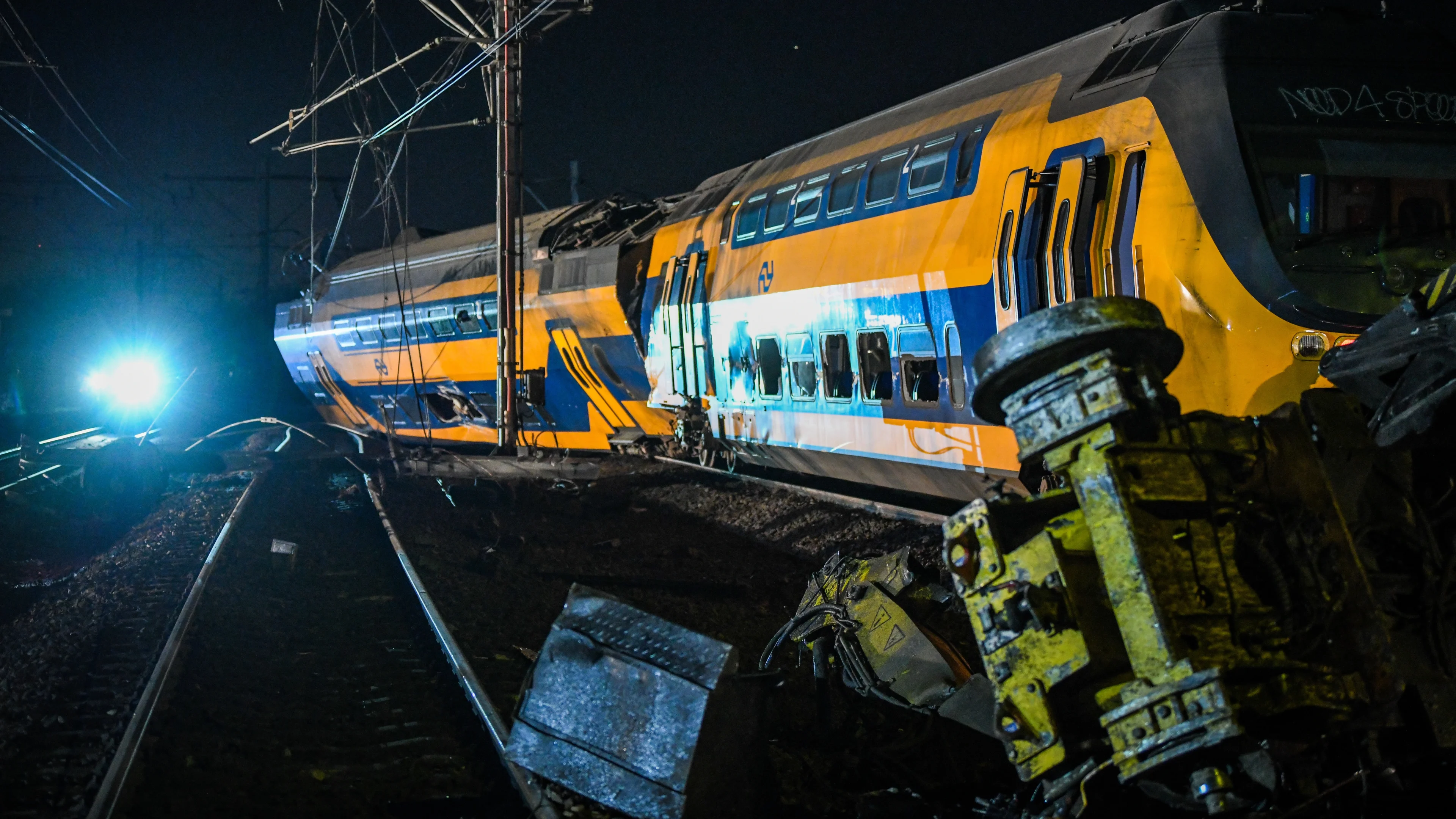 Ontspoorde passagierstrein en goederentrein raakten bouwkraan van BAM