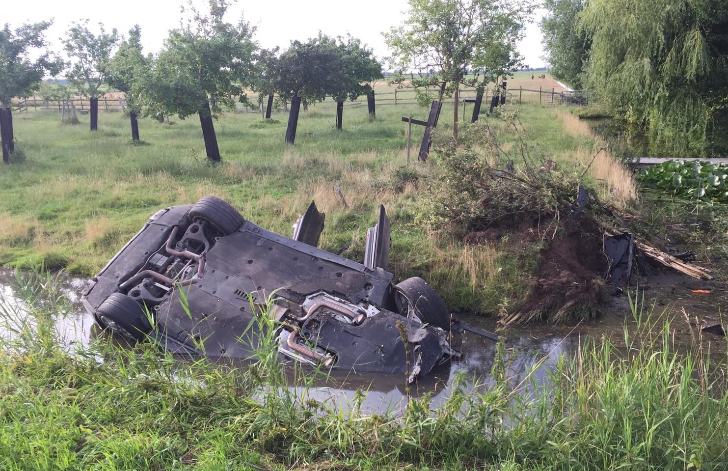 Lasse (15) redde inzittenden met een keukenmes uit Porsche die op z'n kop in de sloot lag