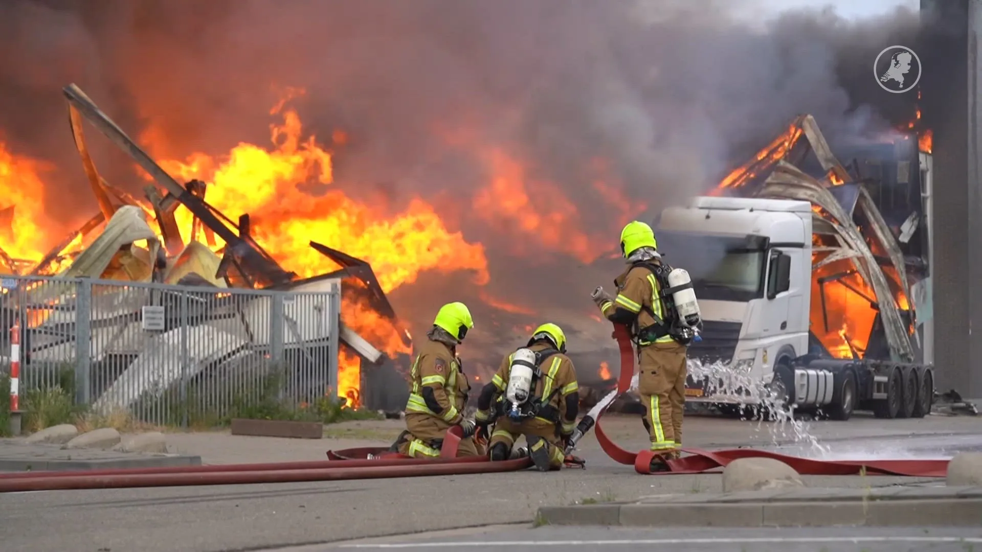 Veel rook door brand in loods in Rotterdam