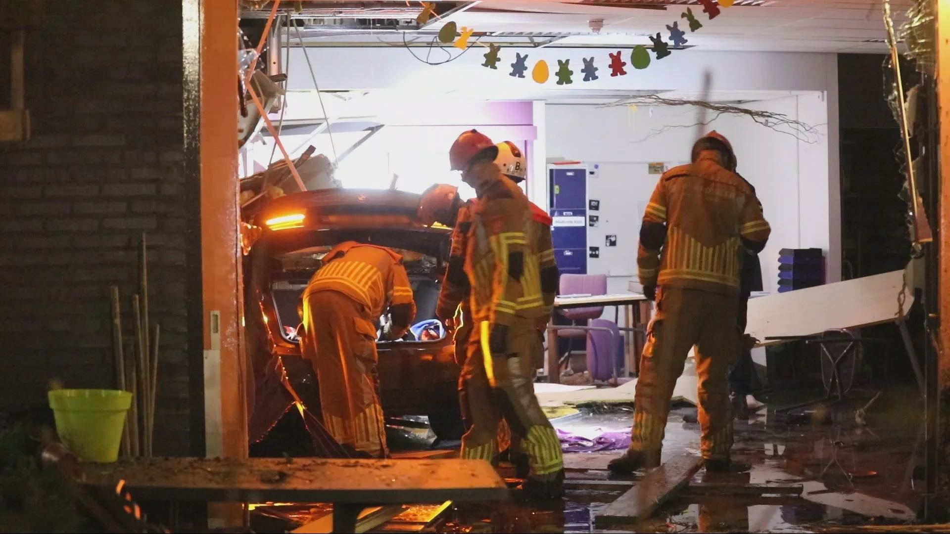 Automobilist boort auto in pand dagbesteding en neemt vervolgens de benen