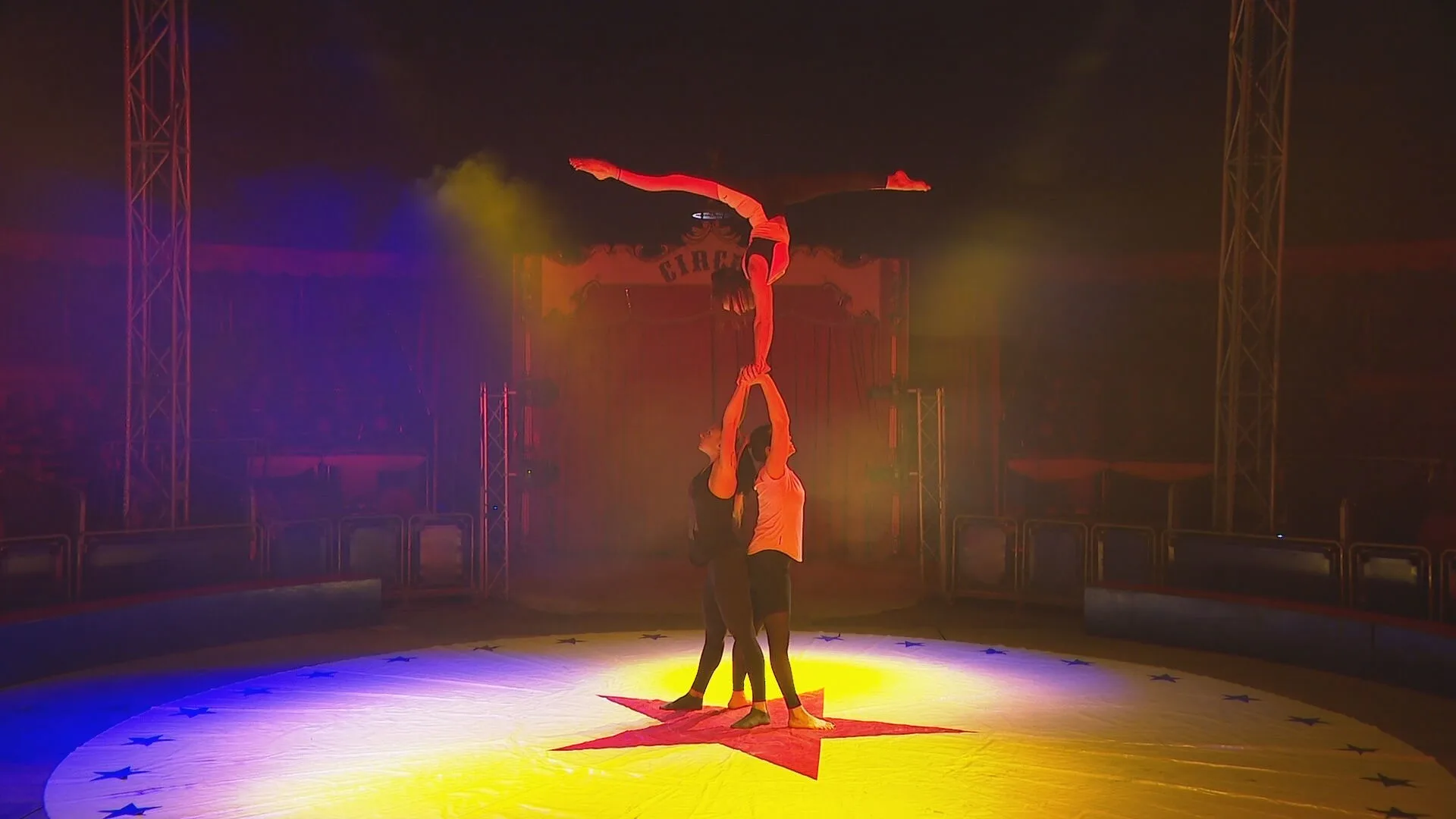 Oekraïense en Russische circusartiesten treden samen op om geld in te zamelen