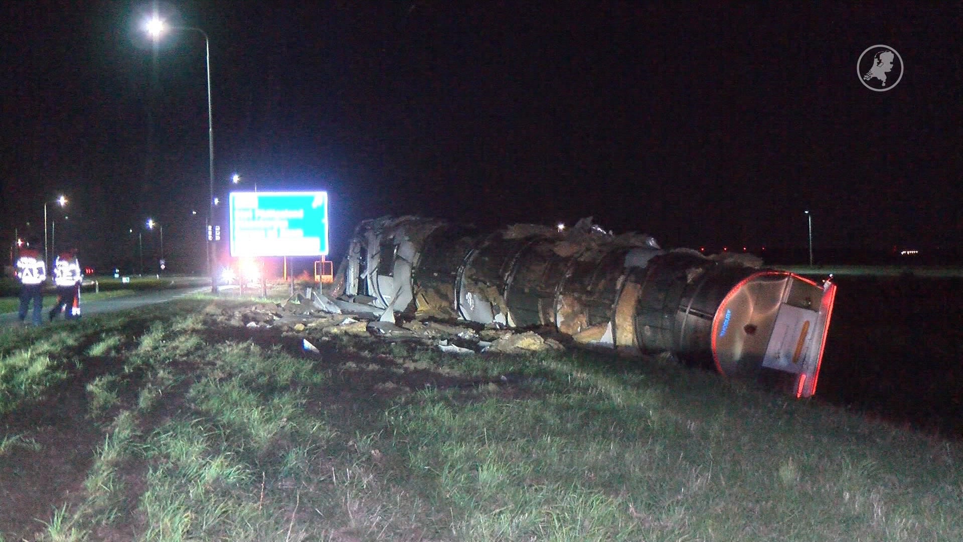 N59 nog de hele ochtend dicht door gekantelde vrachtwagen
