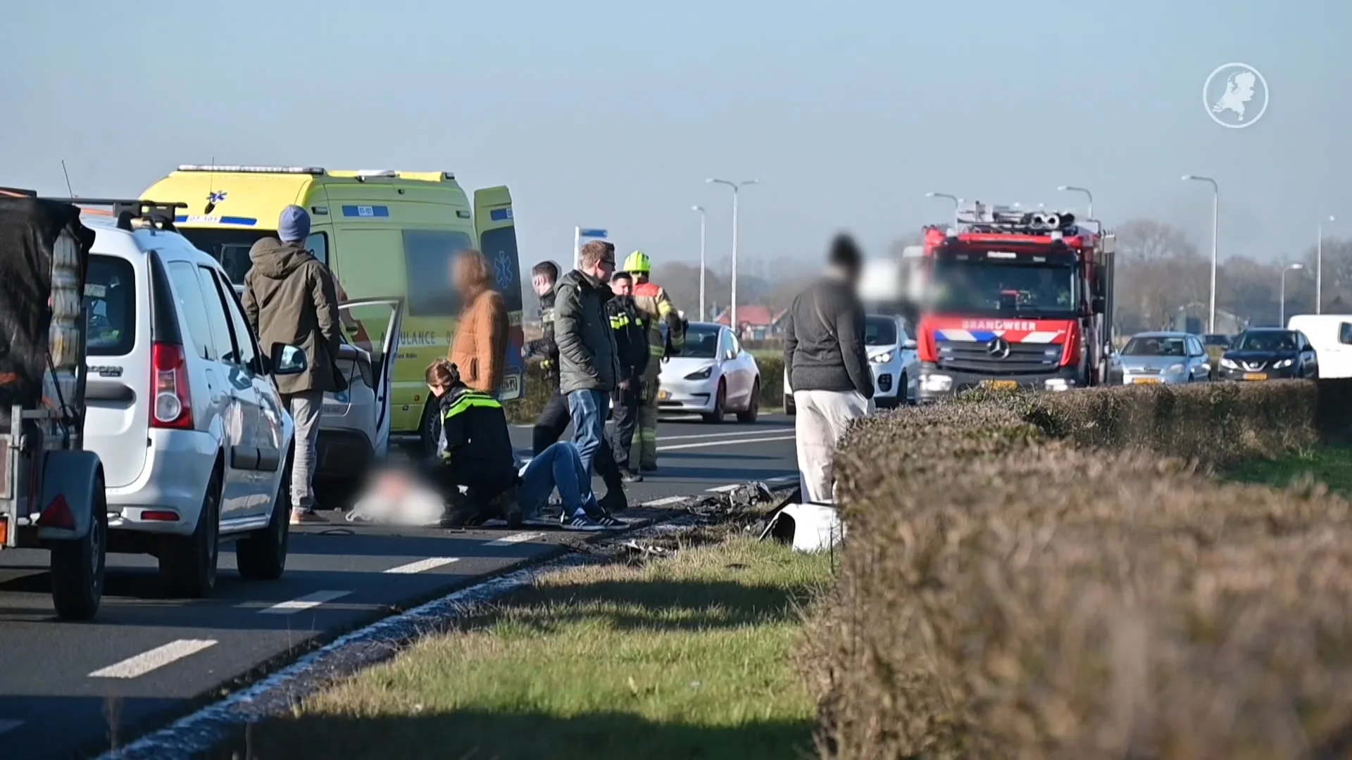 N837 volledig afgesloten na frontale botsing tussen auto's, meerdere zwaargewonden