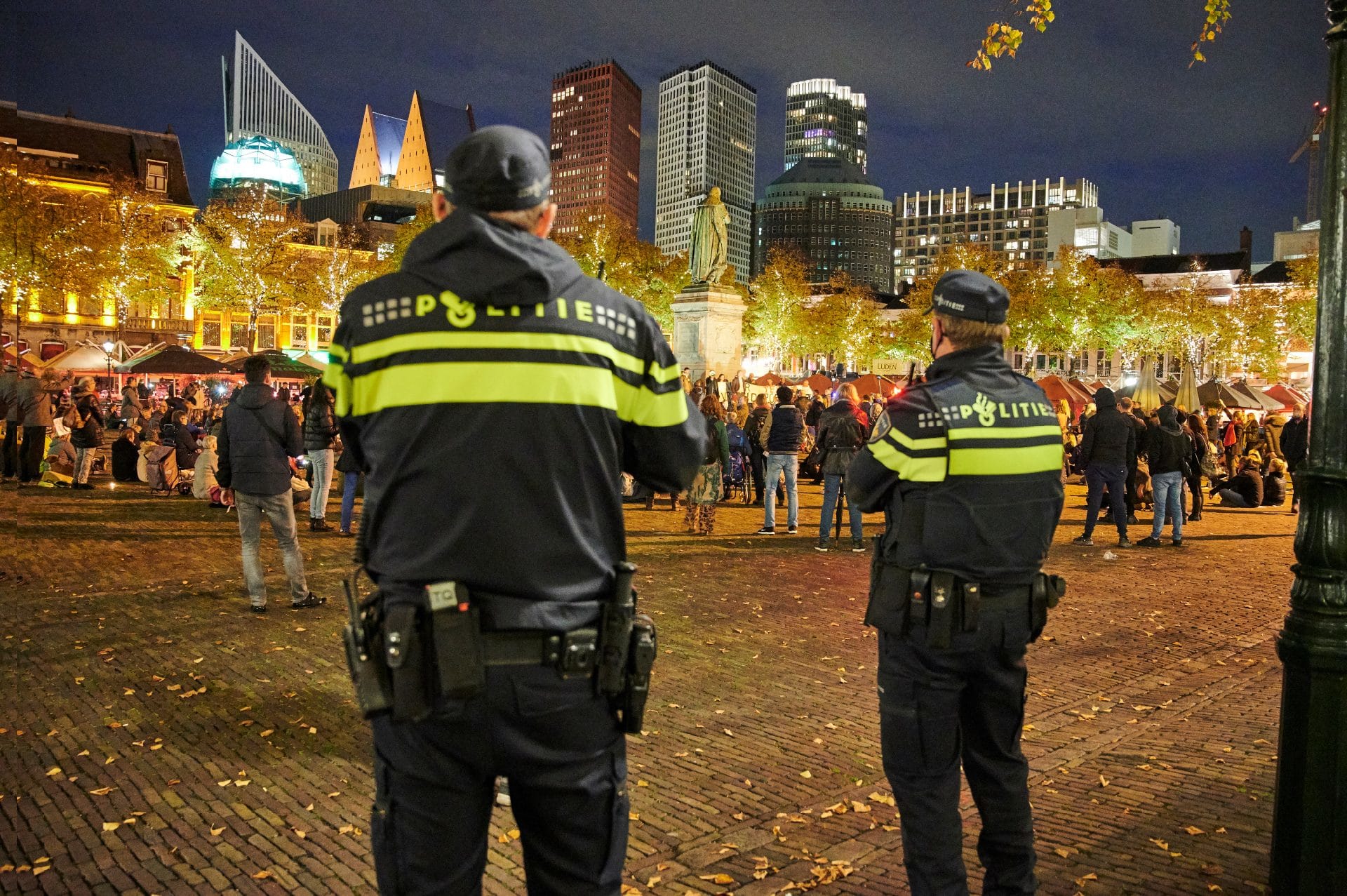 Honderden mensen protesteren voor Tweede Kamer tegen coronamaatregelen, politie grijpt niet in