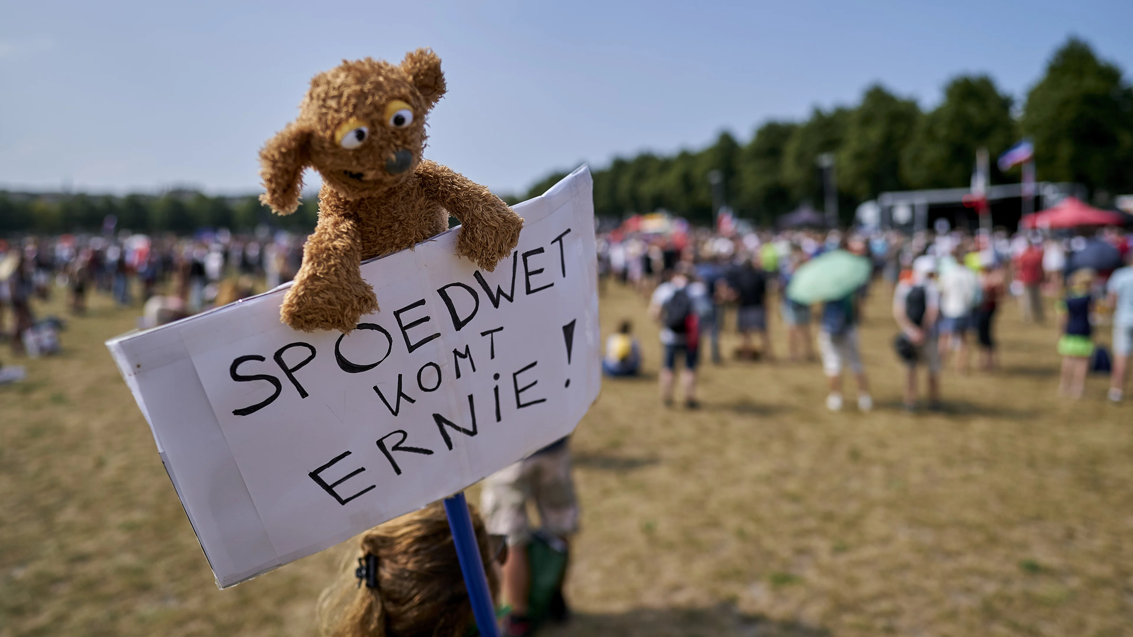 Duizenden mensen demonstreren tegen coronaspoedwet op Malieveld