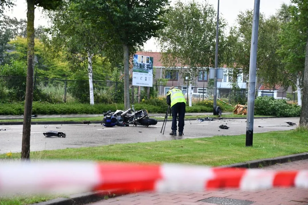 Motorrijder die wegvluchtte voor politie en crashte overleden in ziekenhuis