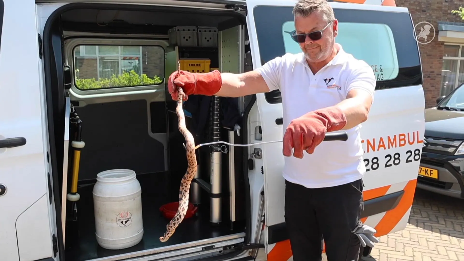 Meterlange slang aangetroffen voor woning in Den Haag