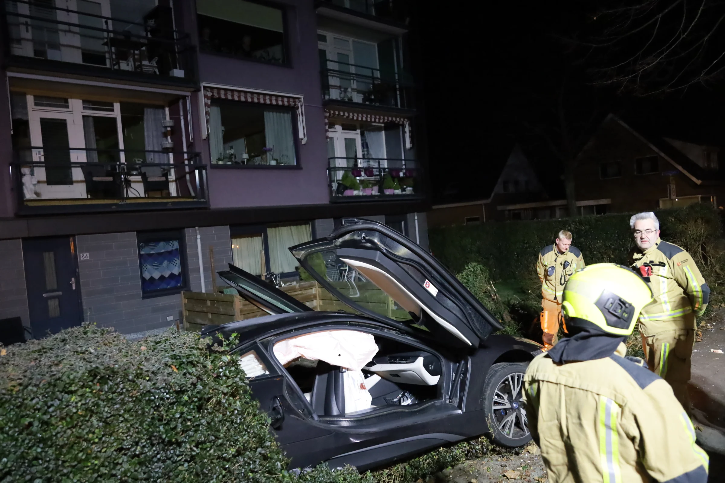 Auto knalt tuin in Wateringen in: vrouw gewond, bestuurder aangehouden