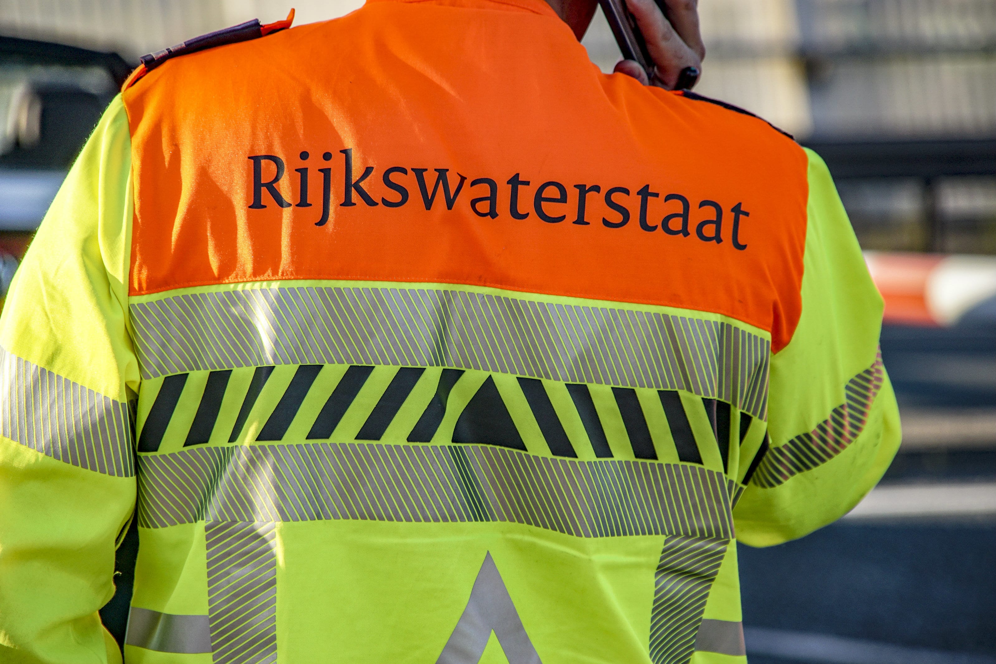 Weginspecteur tegen de vlakte geslagen nadat hij hulp wil verlenen