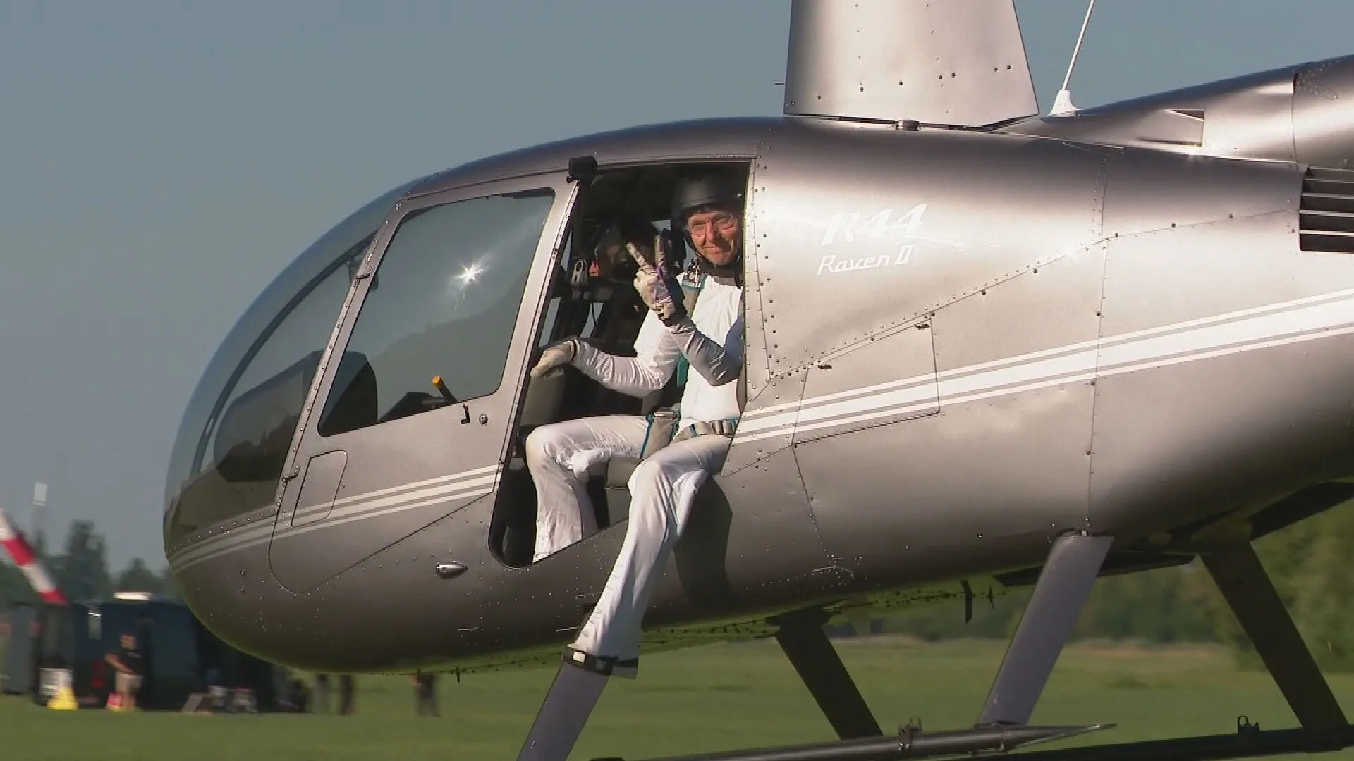 Het is gelukt! Wim (60) verbreekt record en springt 61 keer voor darmkankeronderzoek