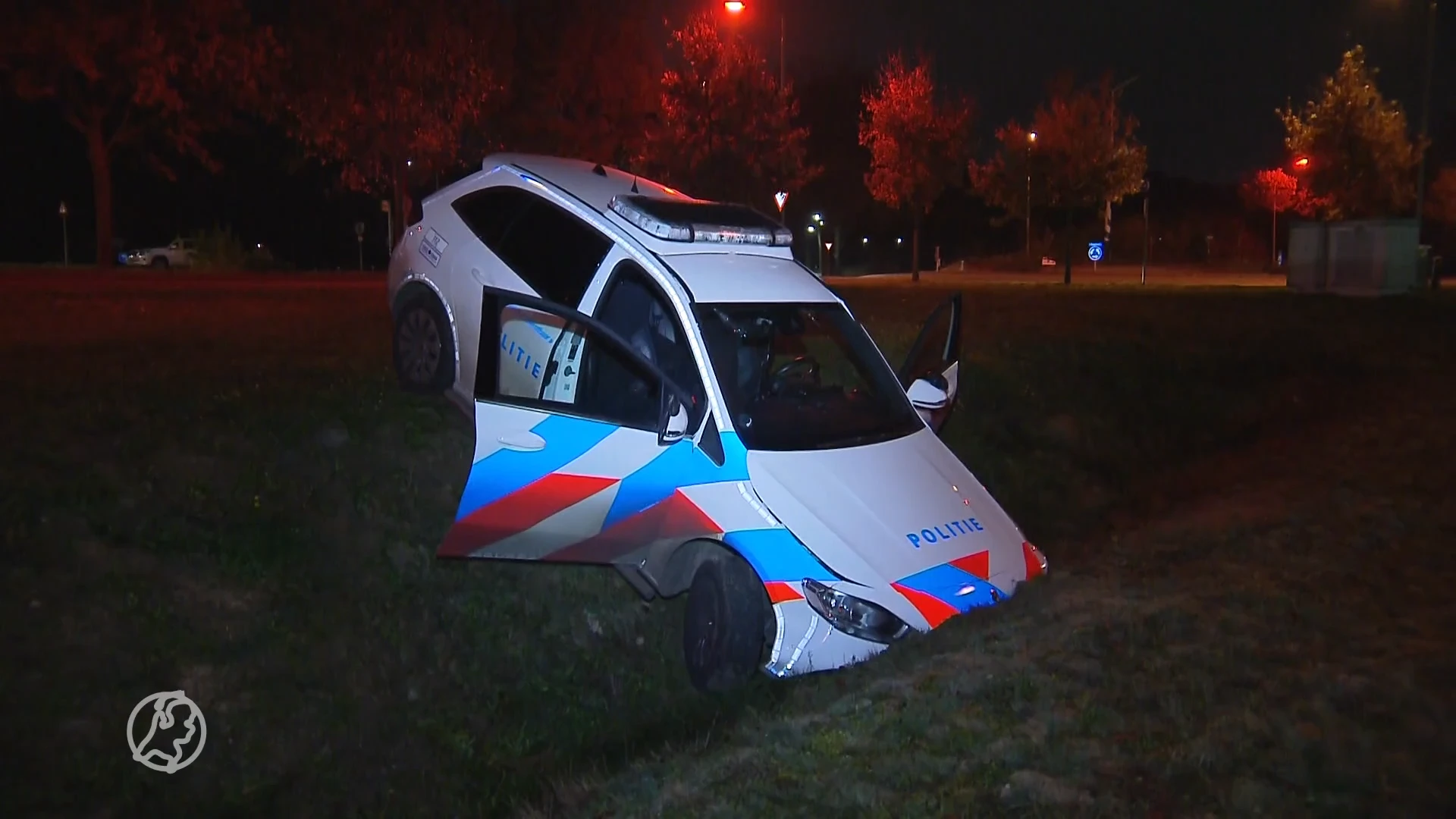 Achtervolging vrouwelijke wegpiraat eindigt in greppel, agenten gewond