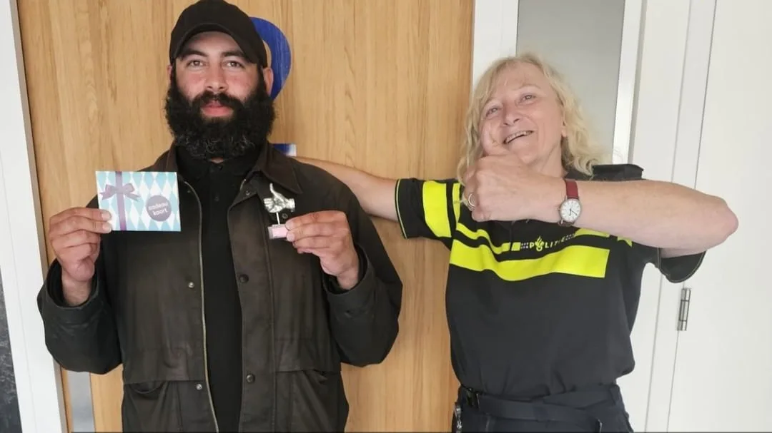 Megabedrag stroomt binnen voor dakloze Hadjer die volle portemonnee inleverde bij politie