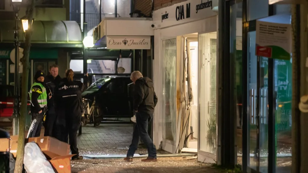 Sieraden op straat na plofkraak op juwelier in Bussum