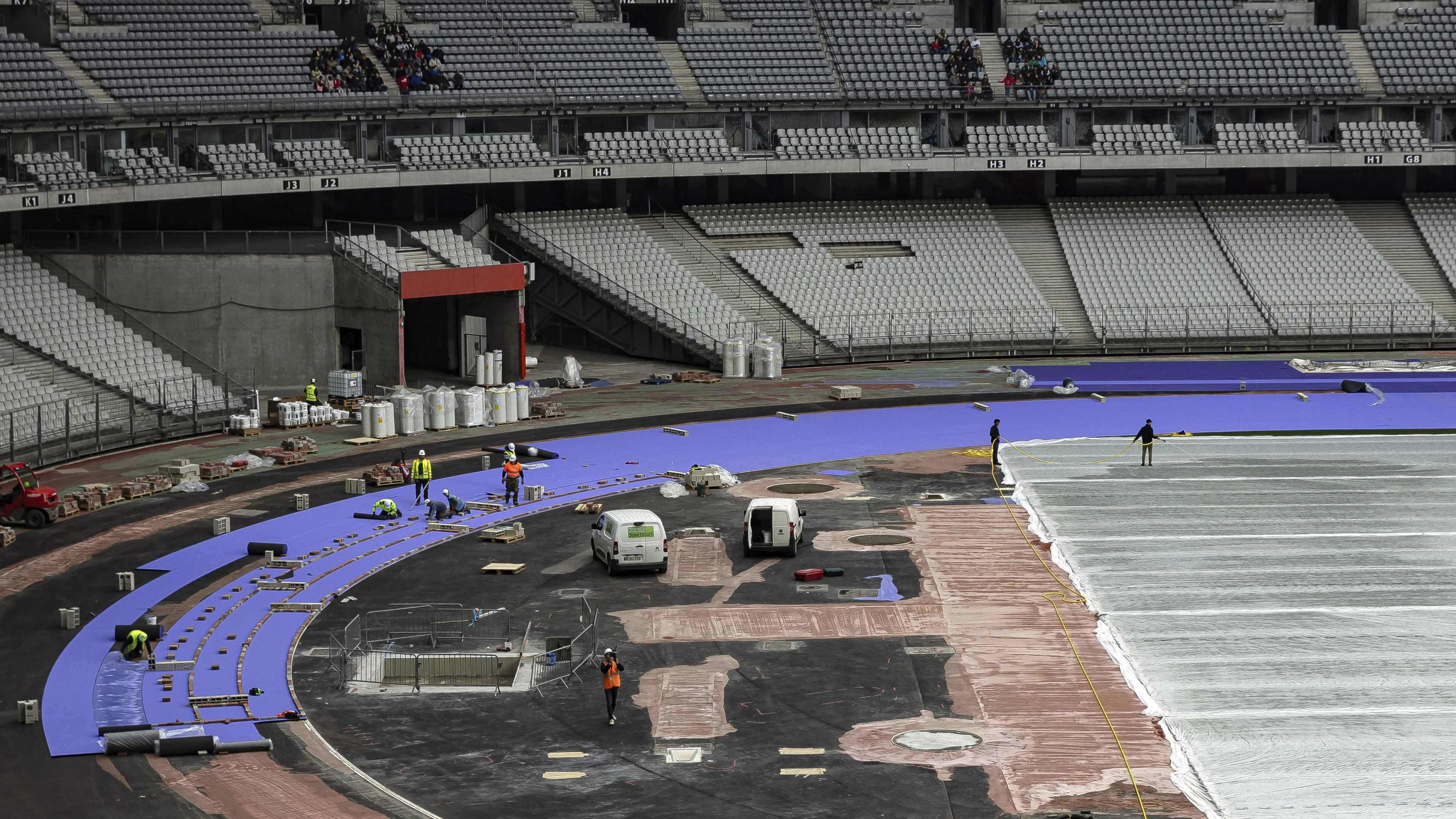 Primeur: Nederlandse atleten tijdens Olympische Spelen op paarse atletiekbaan