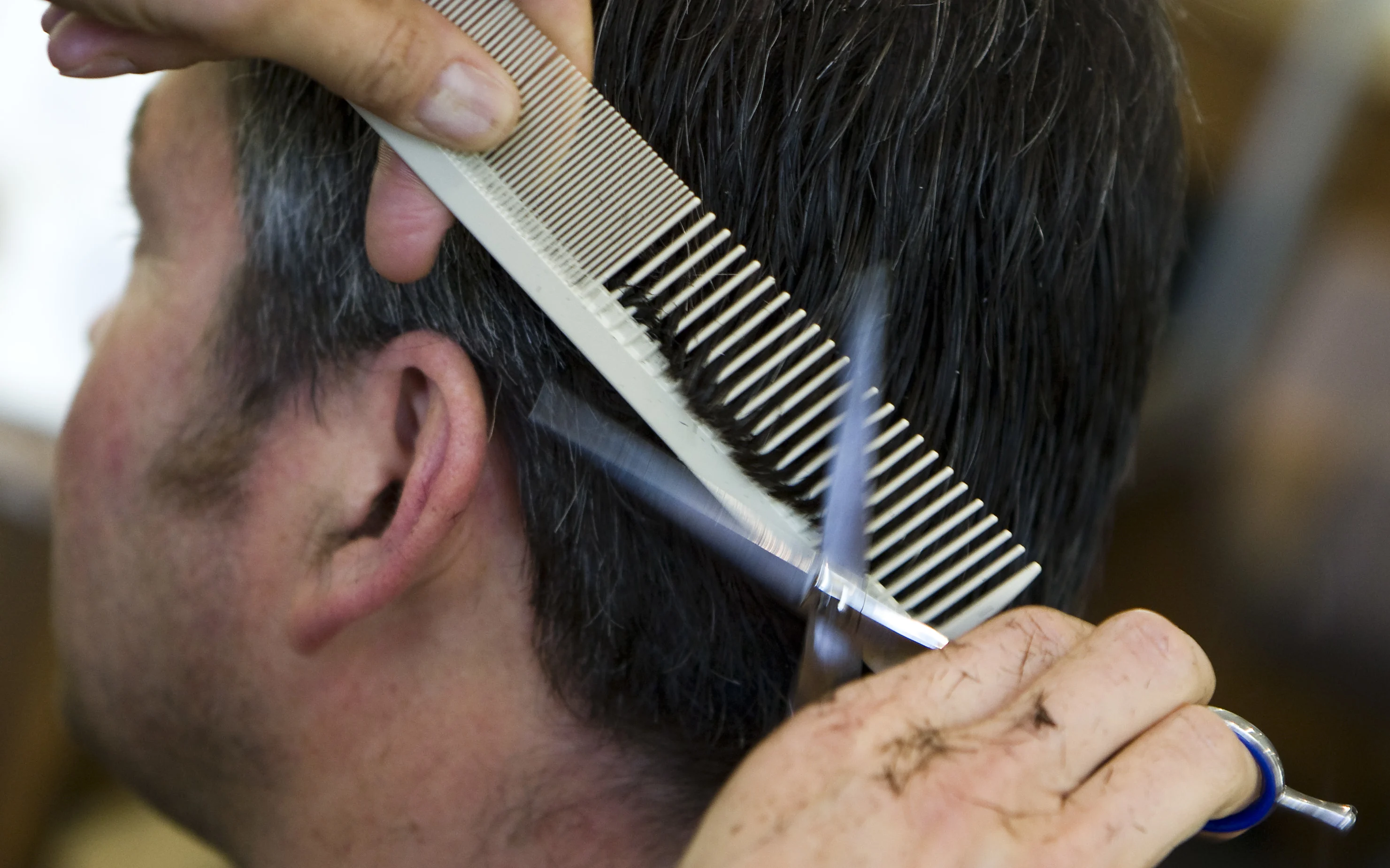 Kapper in Vught op heterdaad betrapt tijdens illegale knipbeurt