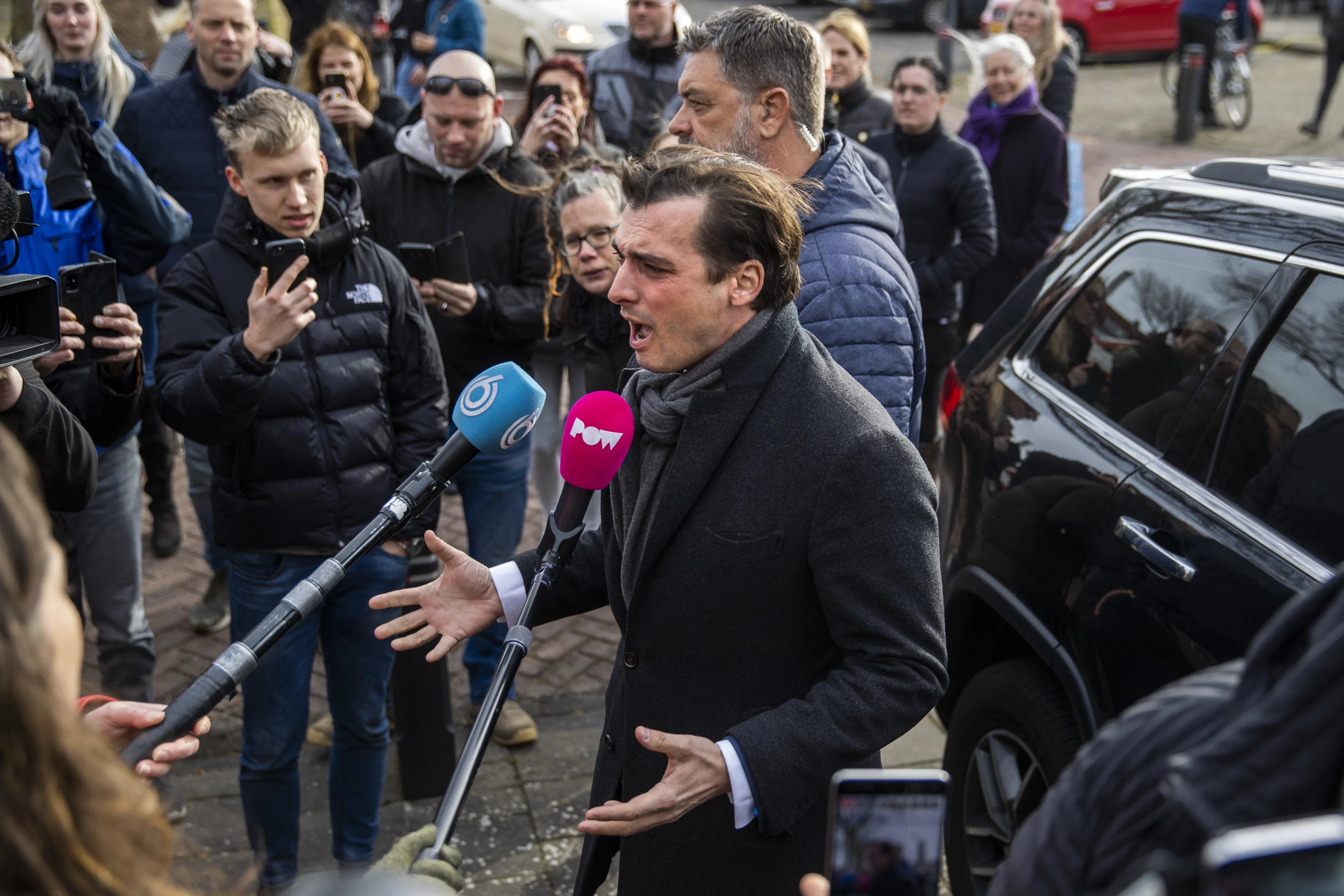 Thierry Baudet krijgt coronaboete voor optreden tijdens campagnebezoek op Urk