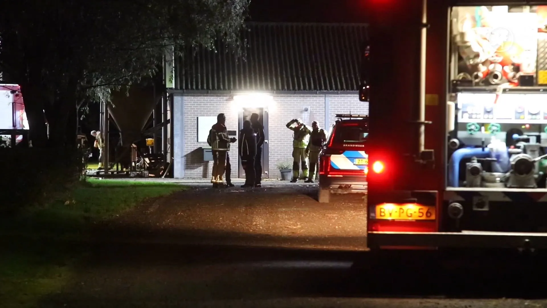 Brandweerman valt in mestkelder tijdens reddingsactie jonge stieren