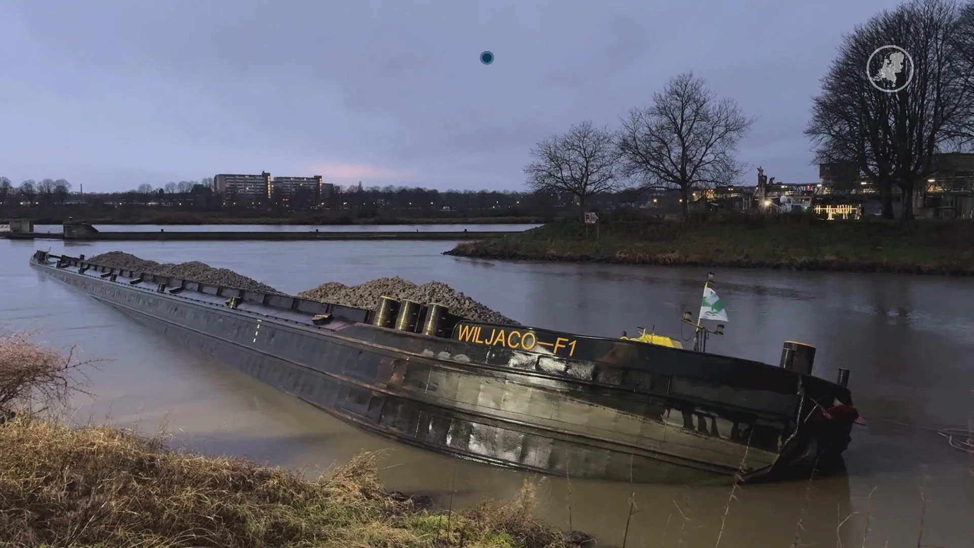 Duwbak met kalksteen zinkt in Maas: vaarverkeer stilgelegd