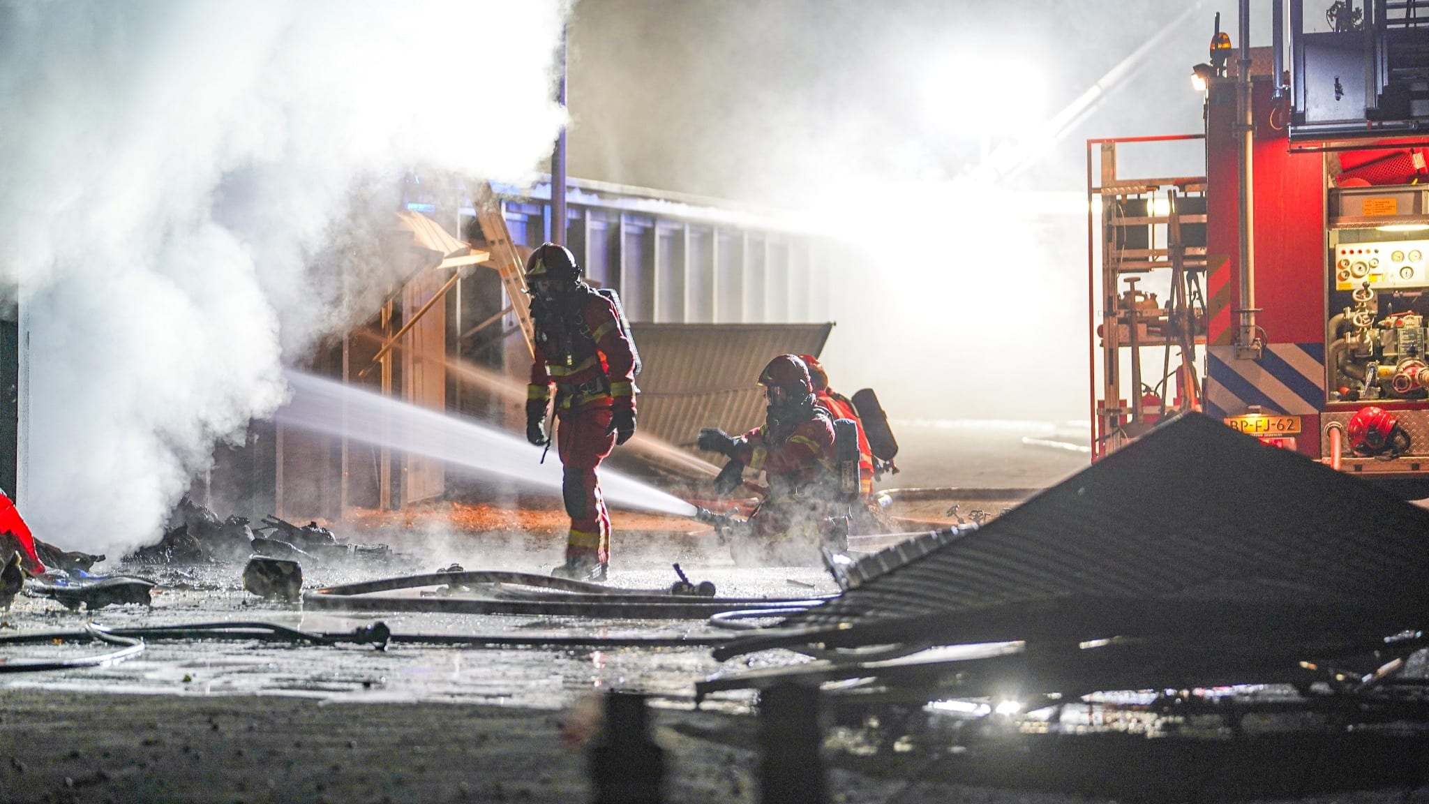 Brand verwoest garageboxen in Stadskanaal, politie gaat uit van brandstichting