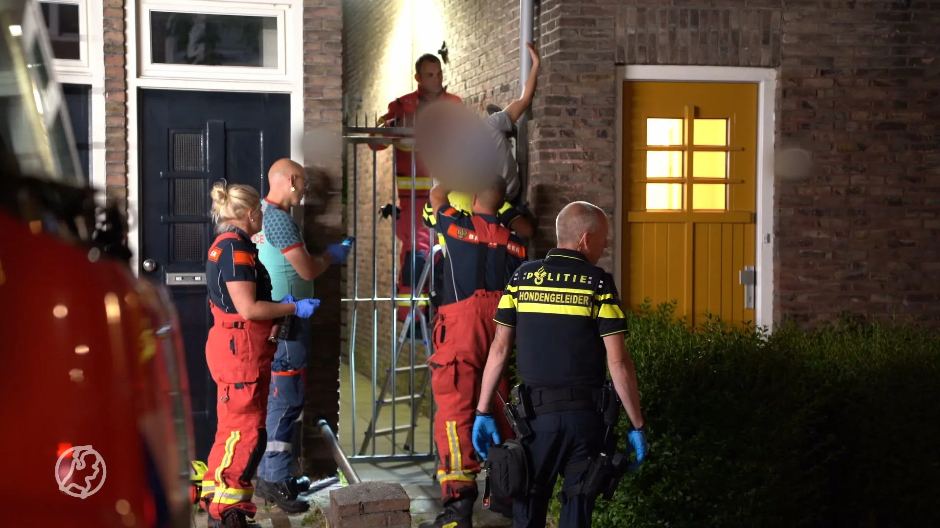 Man zit vast op hek 'met benen tussen scherpe pijlen en raakt gewond'