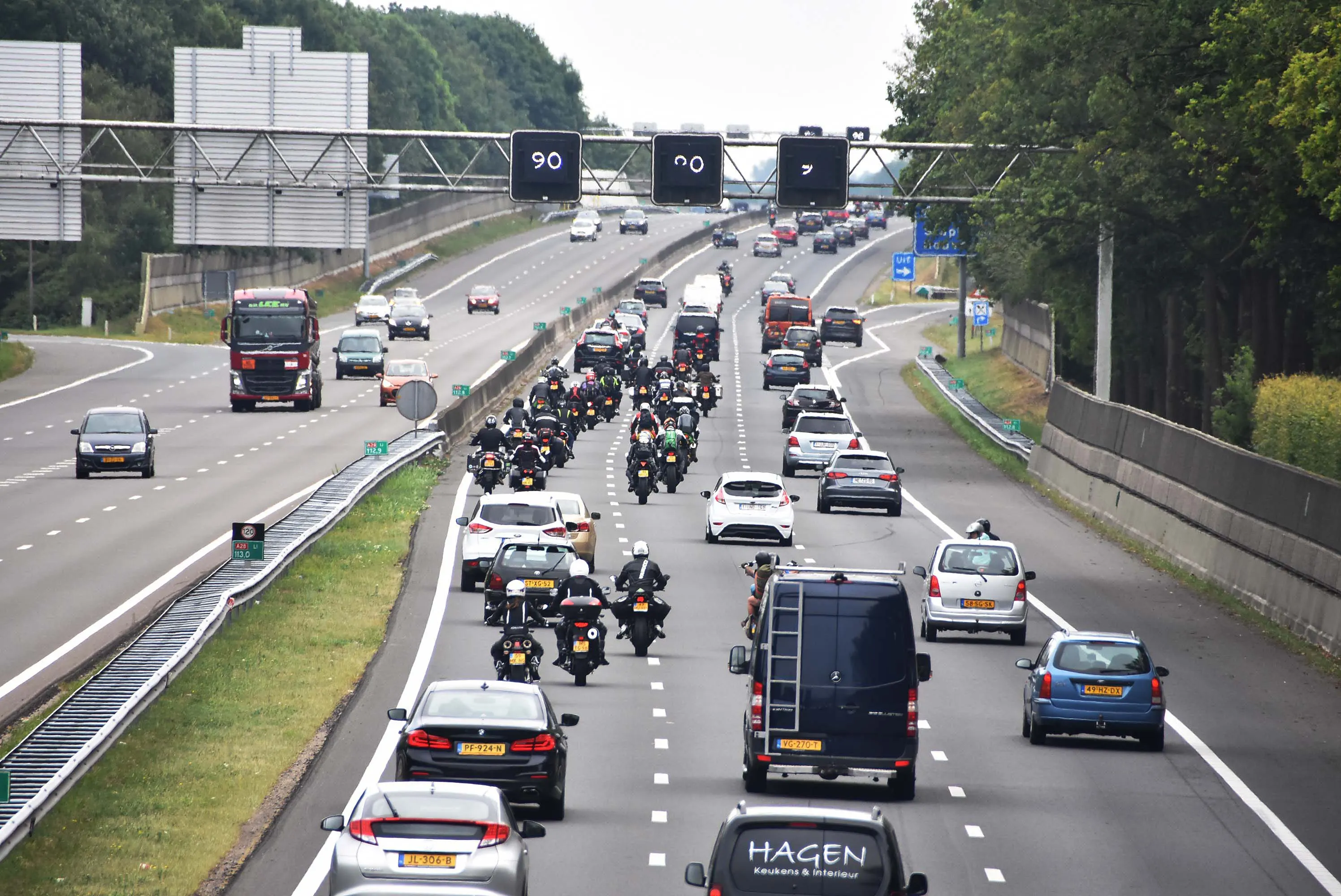Drukte op de Nederlandse wegen door vakantieverkeer, werkzaamheden en ongevallen