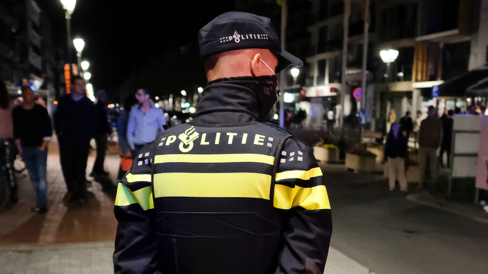 Auw! Aangehouden vrouw schreeuwt keihard in oor agent, mogelijk gehoorschade