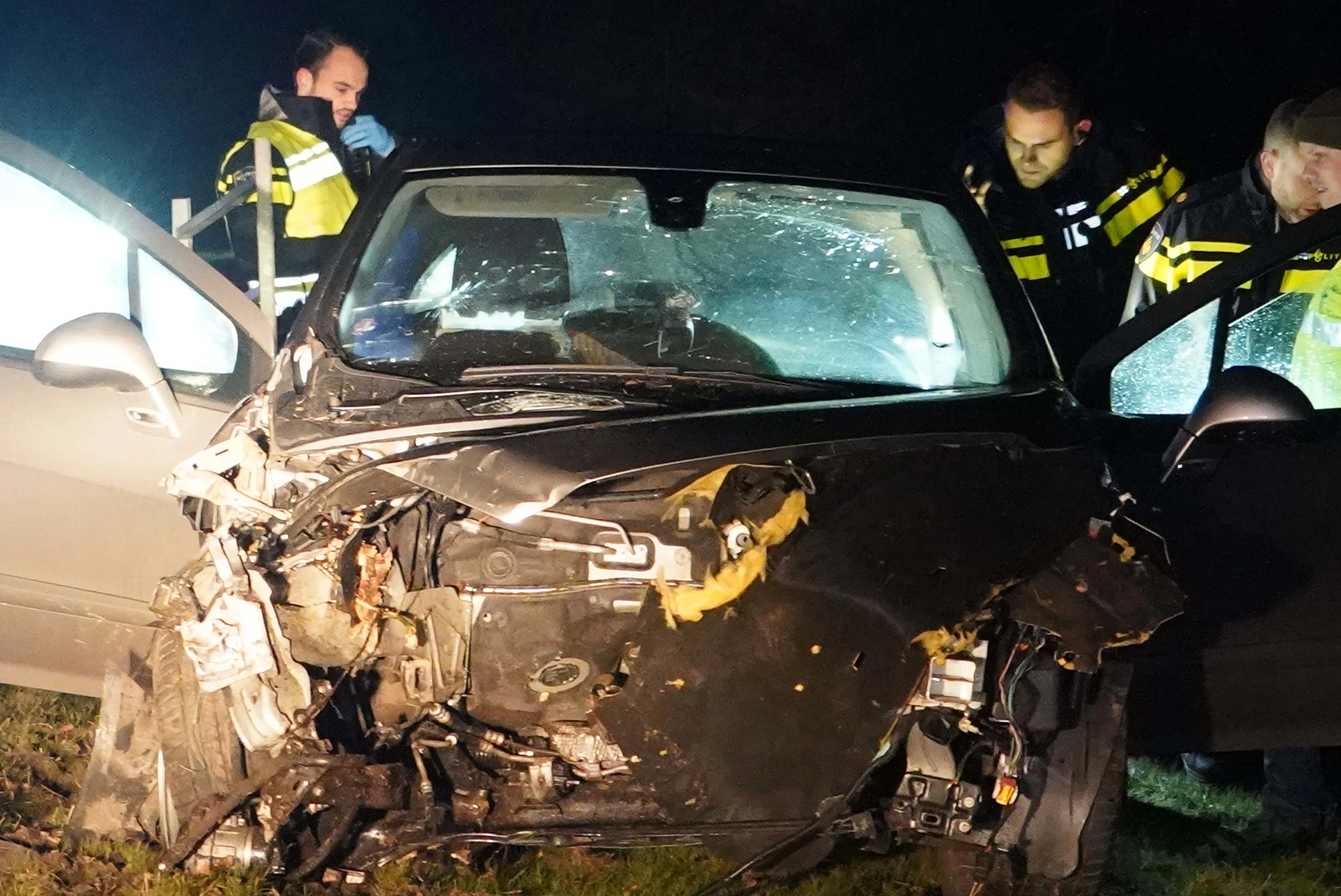 Bestuurder vlucht na veroorzaken ravage bij ongeluk Hooghalen
