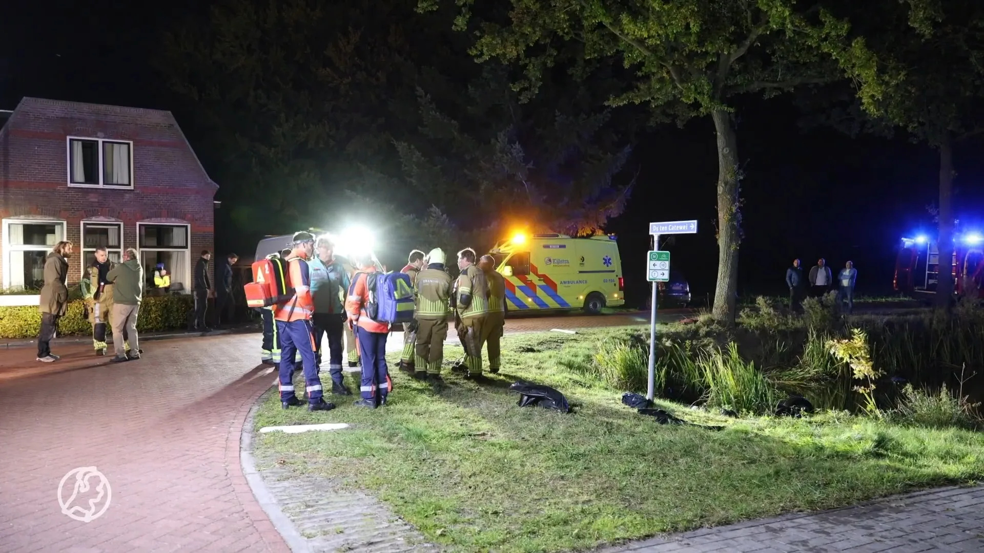 Zwaargewond persoon uit te water geraakte auto gehaald in Hoornsterzwaag