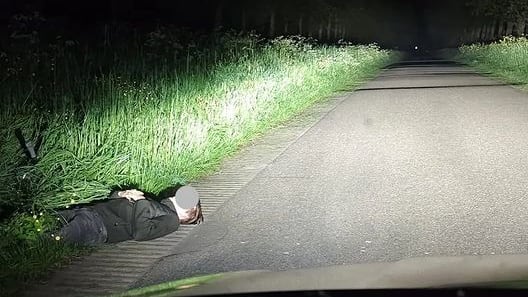 Jongen kiest zijkant van weg uit om dutje te doen: 'Lag hoorbaar te snurken'