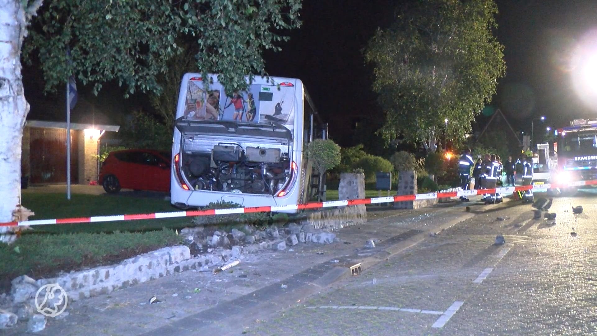 Lijnbus rijdt door muurtje heen en belandt in tuin Goes