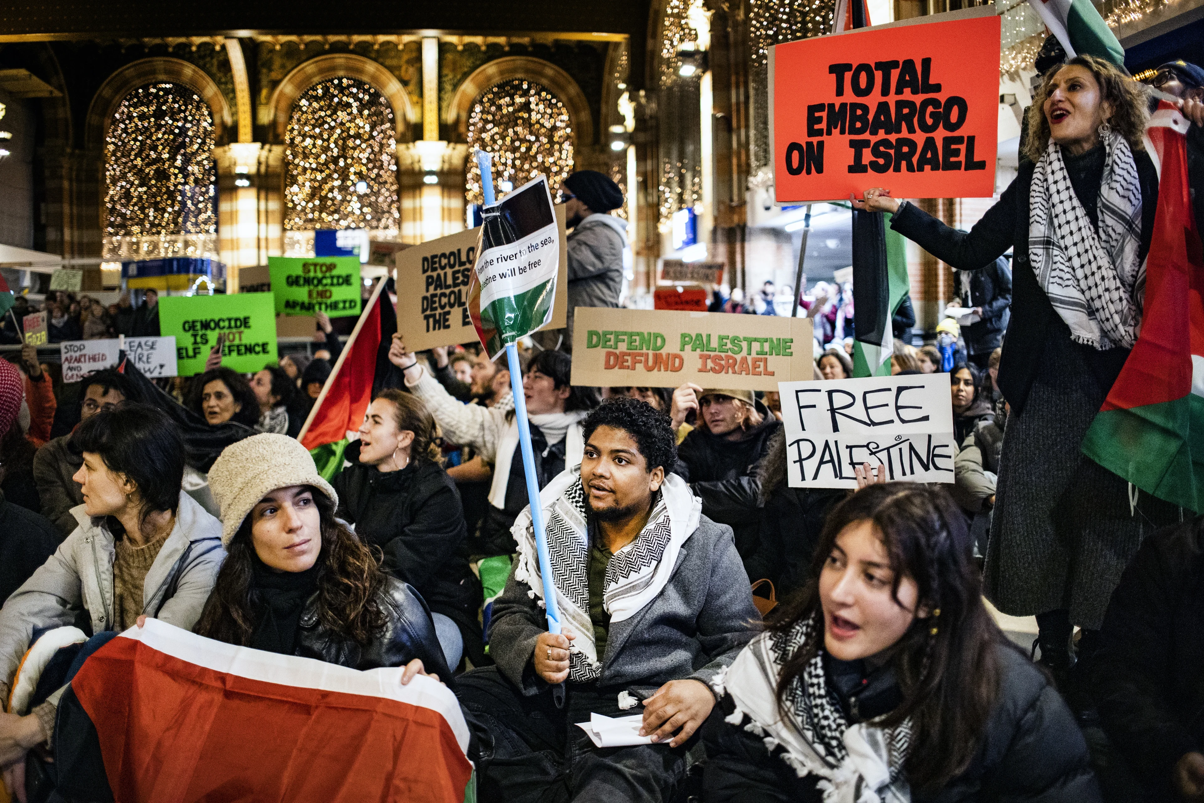 Pro-Palestijnse demonstratie in stationshal Amsterdam Centraal