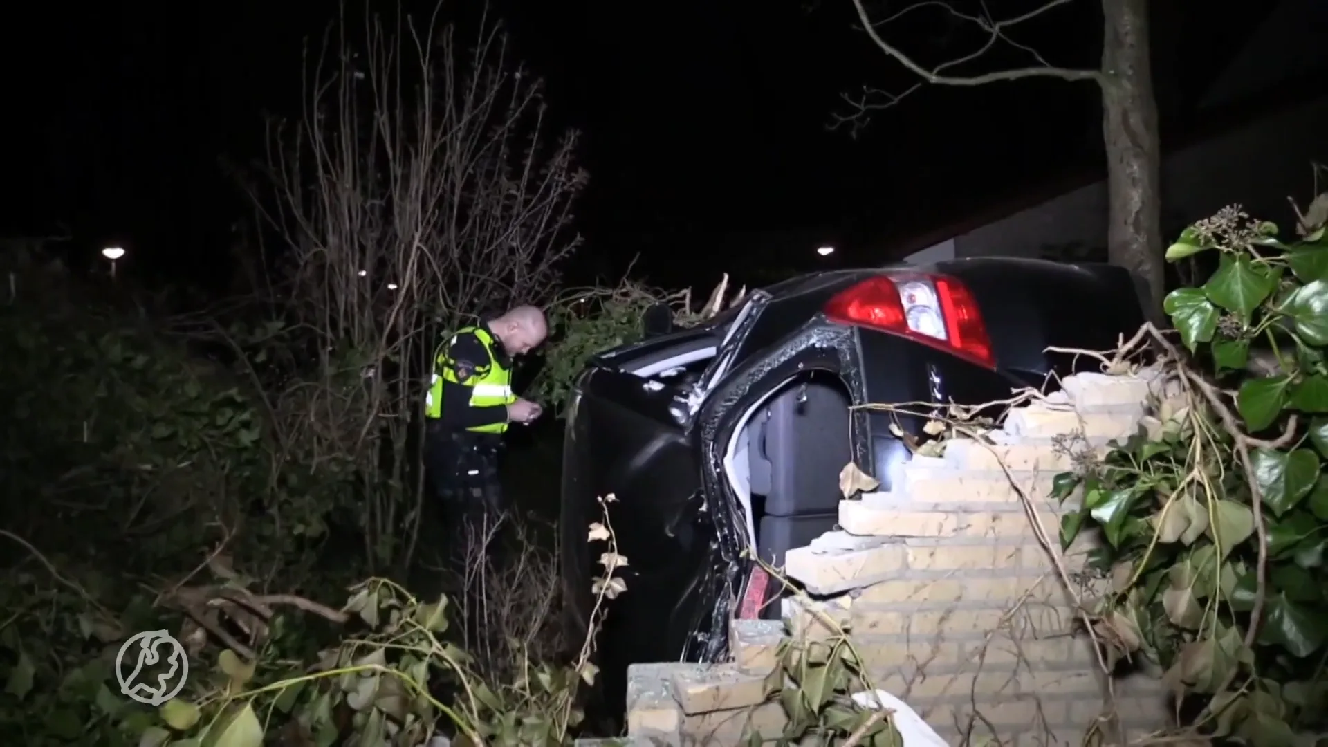 Ravage in Enschede: bewoonster heeft voor derde keer auto in haar tuin