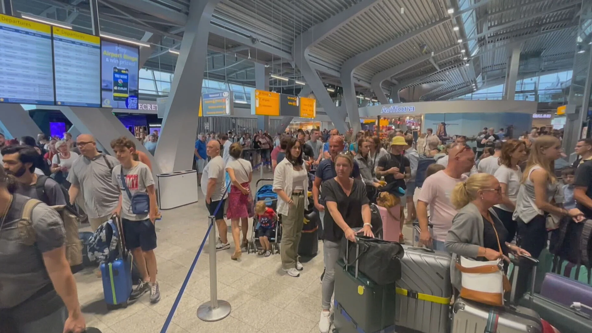 Passagiers Corendon gestrand op Rotterdam Airport: 'We voelen ons opgelicht'