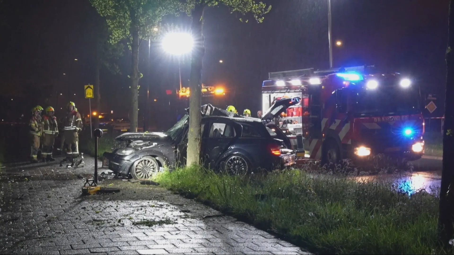 Auto botst tegen bomen in Maassluis, bestuurder (31) komt om het leven