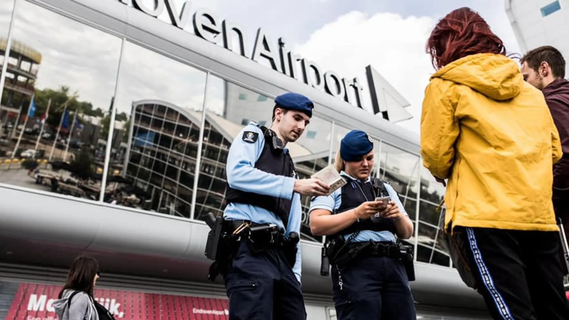 Marechaussee meters meegesleurd door auto bij Eindhoven Airport
