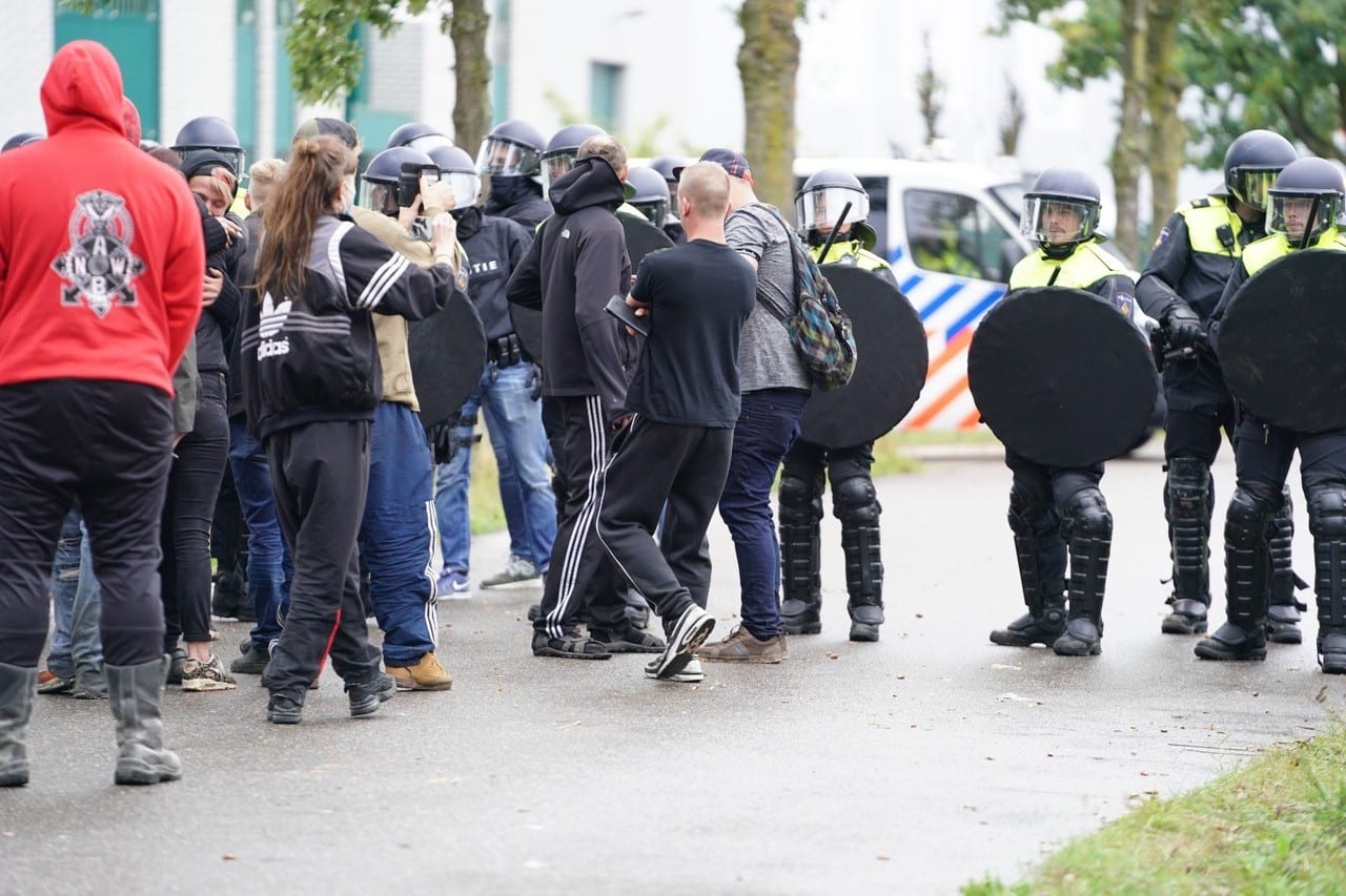 ME beëindigt illegaal feest in loods Weert, twee mensen aangehouden