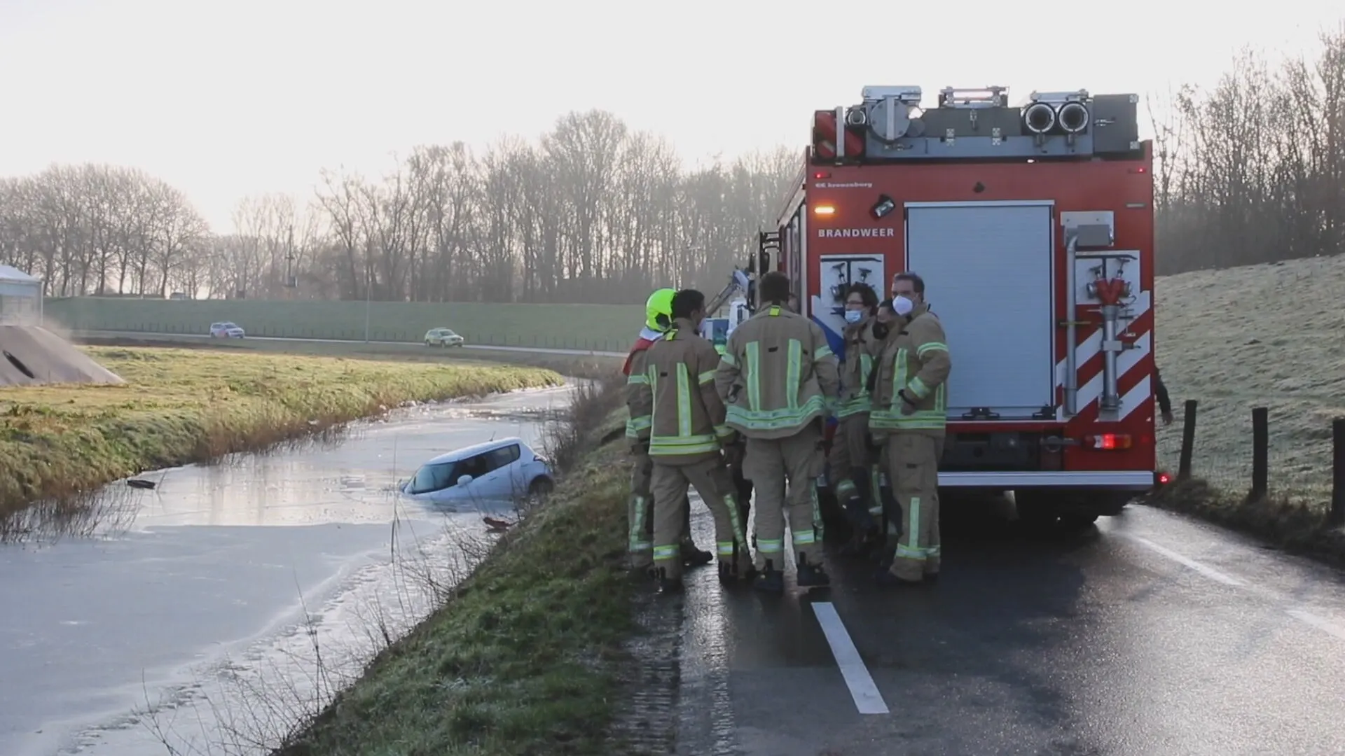 Vrouw (42) rijdt in Poortugaal met auto in het water en overlijdt