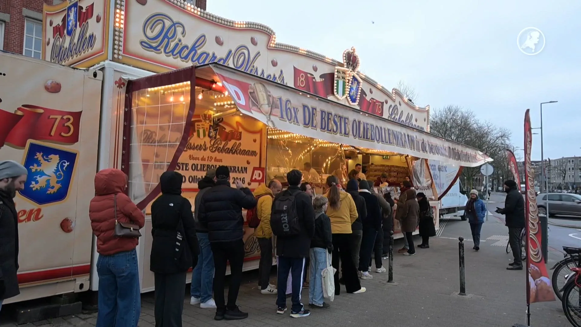 Uren in de rij voor de perfecte oliebol