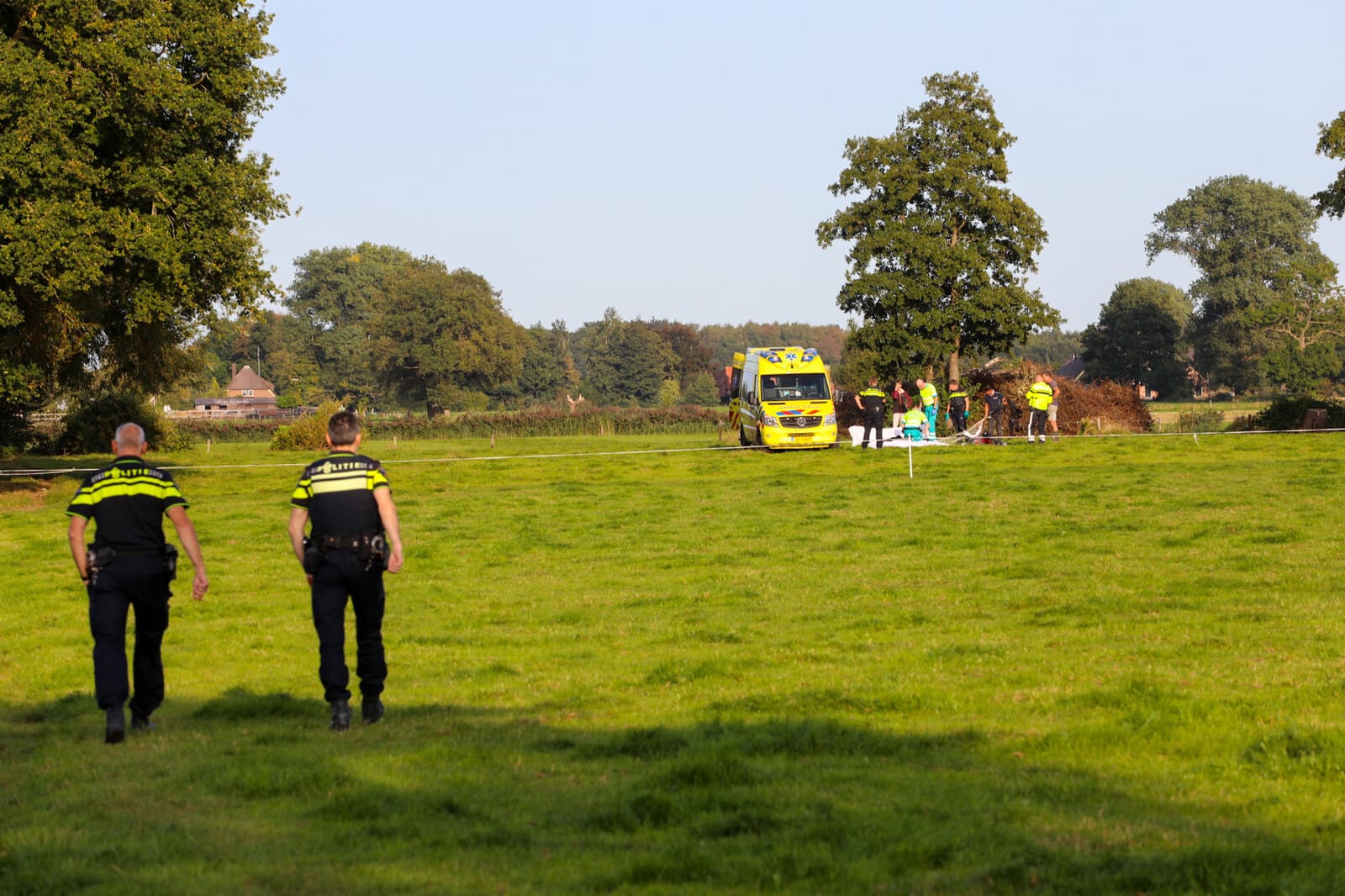 Parachutist komt uit de lucht vallen in Terwolde