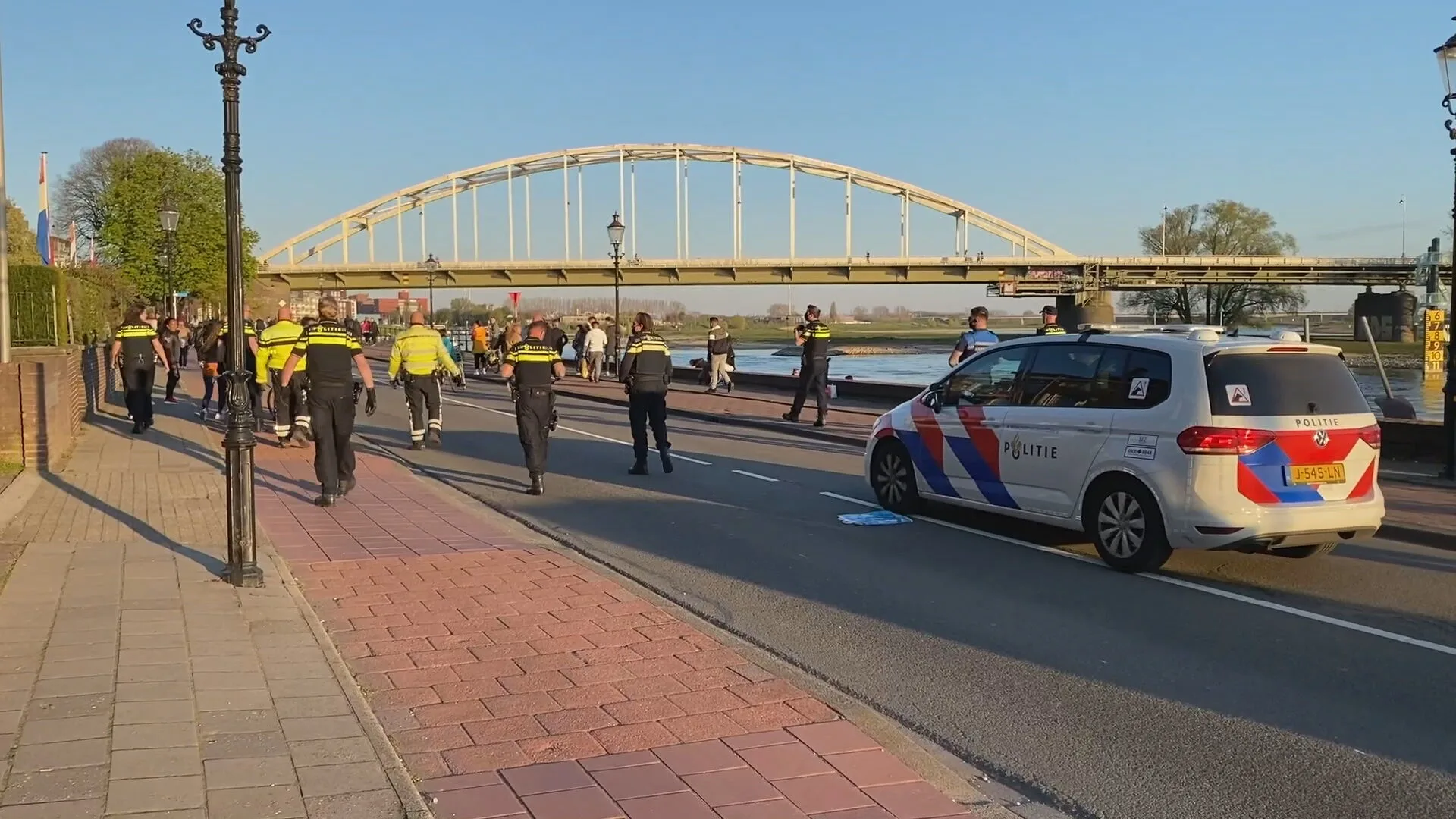 Sfeer slaat om in Deventer: van spontaan feest naar flinke vechtpartij