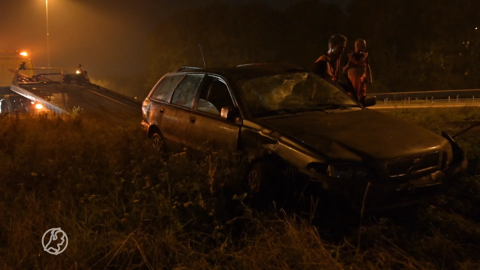 Auto glijdt meters over vangrail van A58, bestuurder spoorloos
