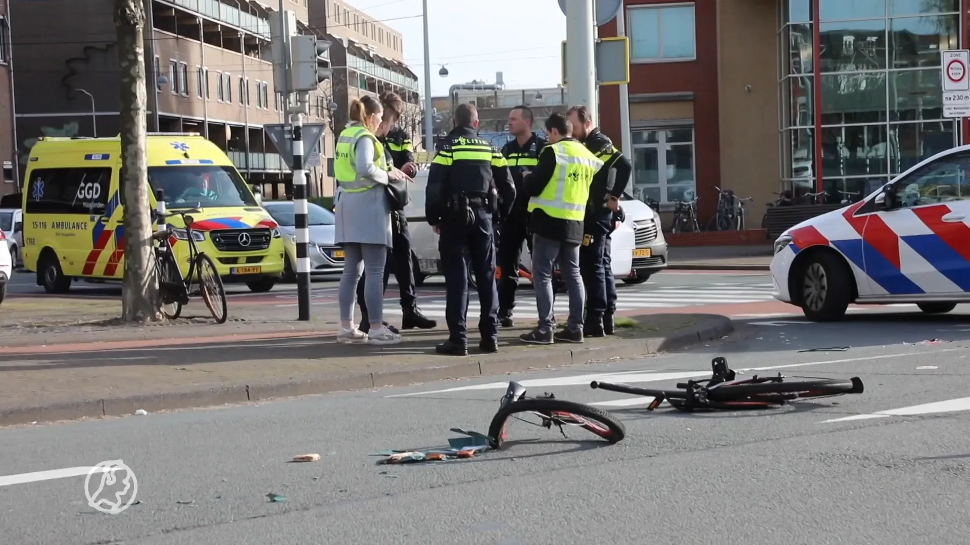 Kind zwaargewond na aanrijding met vrachtwagen, fiets in tweeën