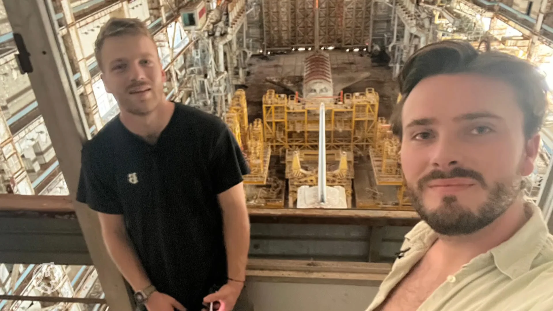 Sam en Lesley werden gearresteerd op Russische ruimtebasis: 'Traantje moeten laten'