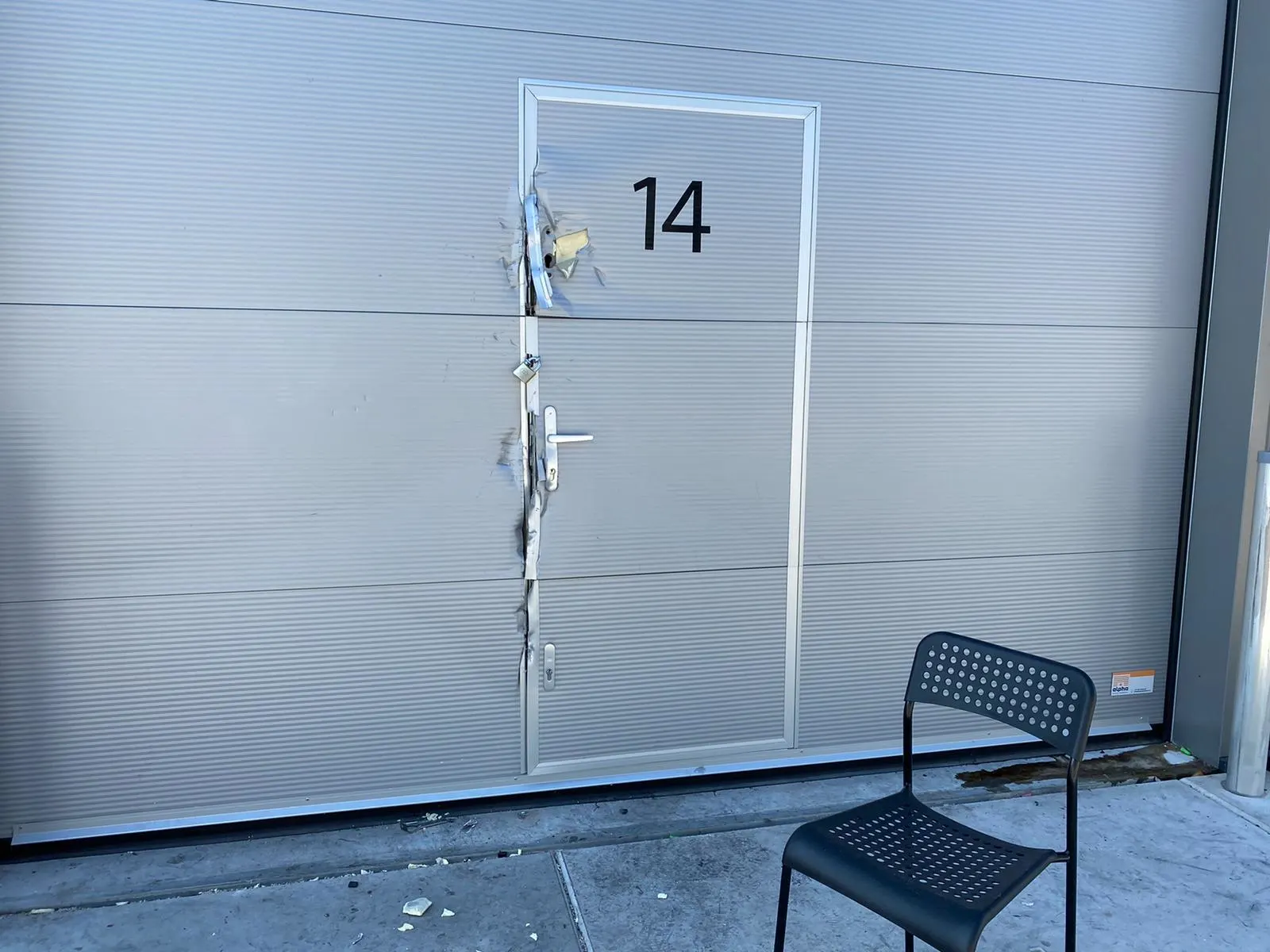 Politie betrapt 26 mensen in garagebox ingericht als shishalounge