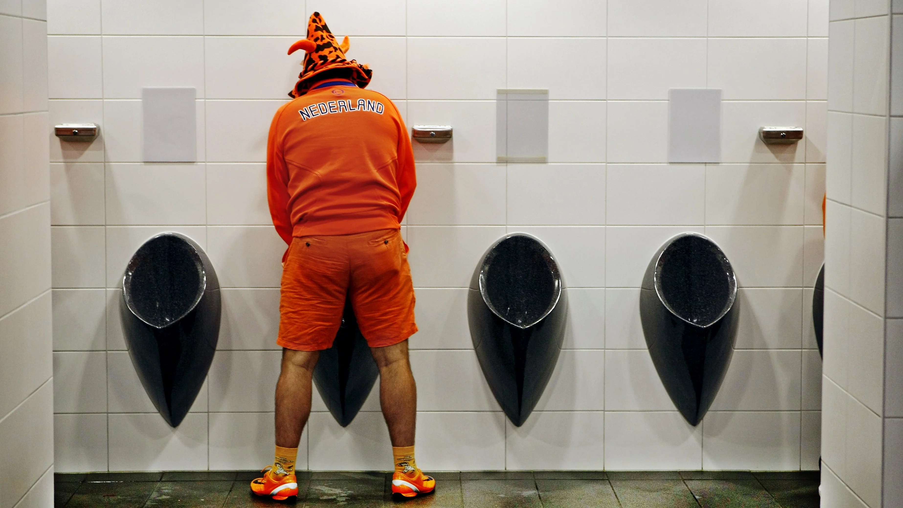 Oranjefans massaal naar het toilet in rust EK-wedstrijd