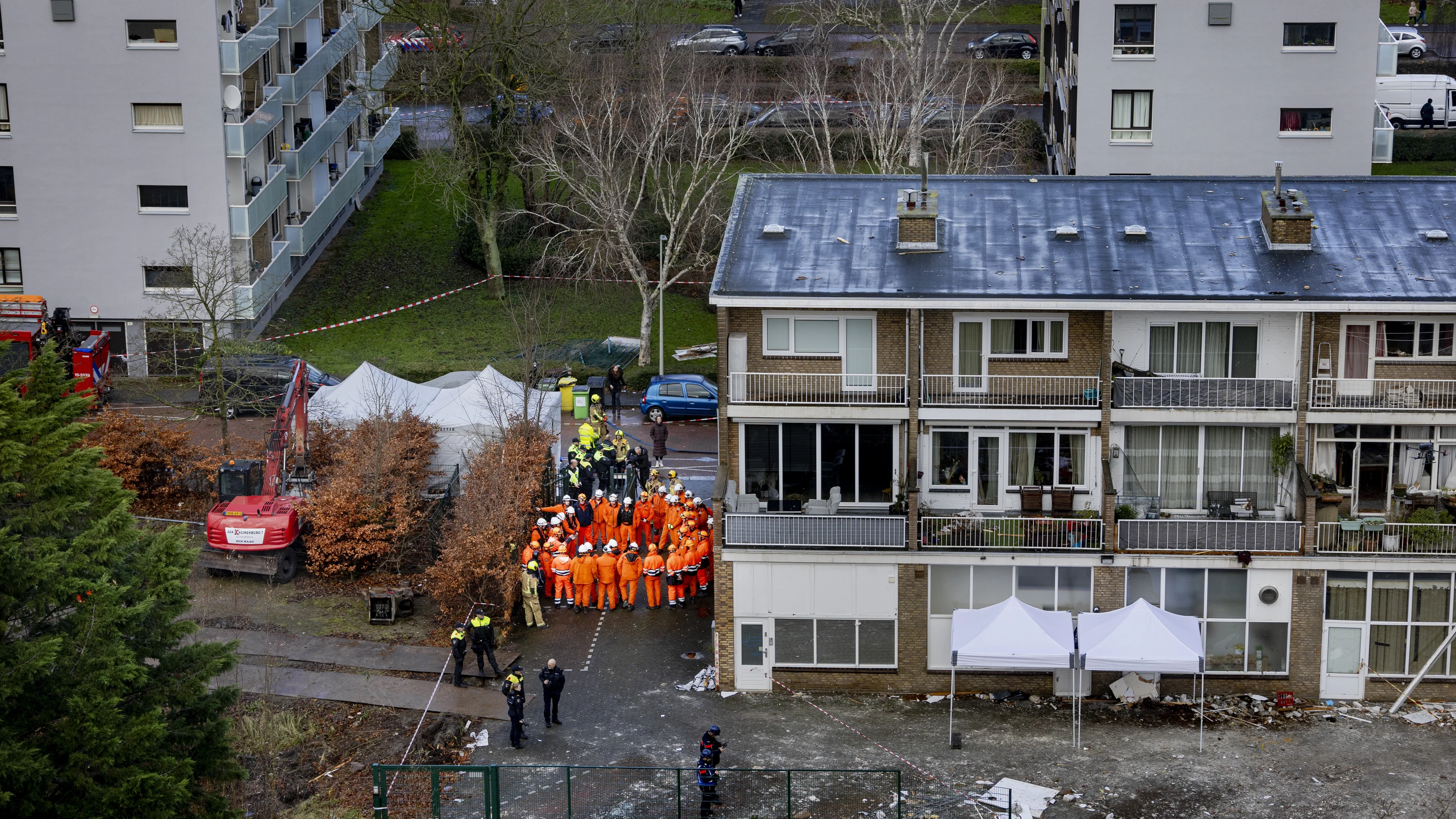 Lijkwagen aangekomen bij rampplek in Den Haag