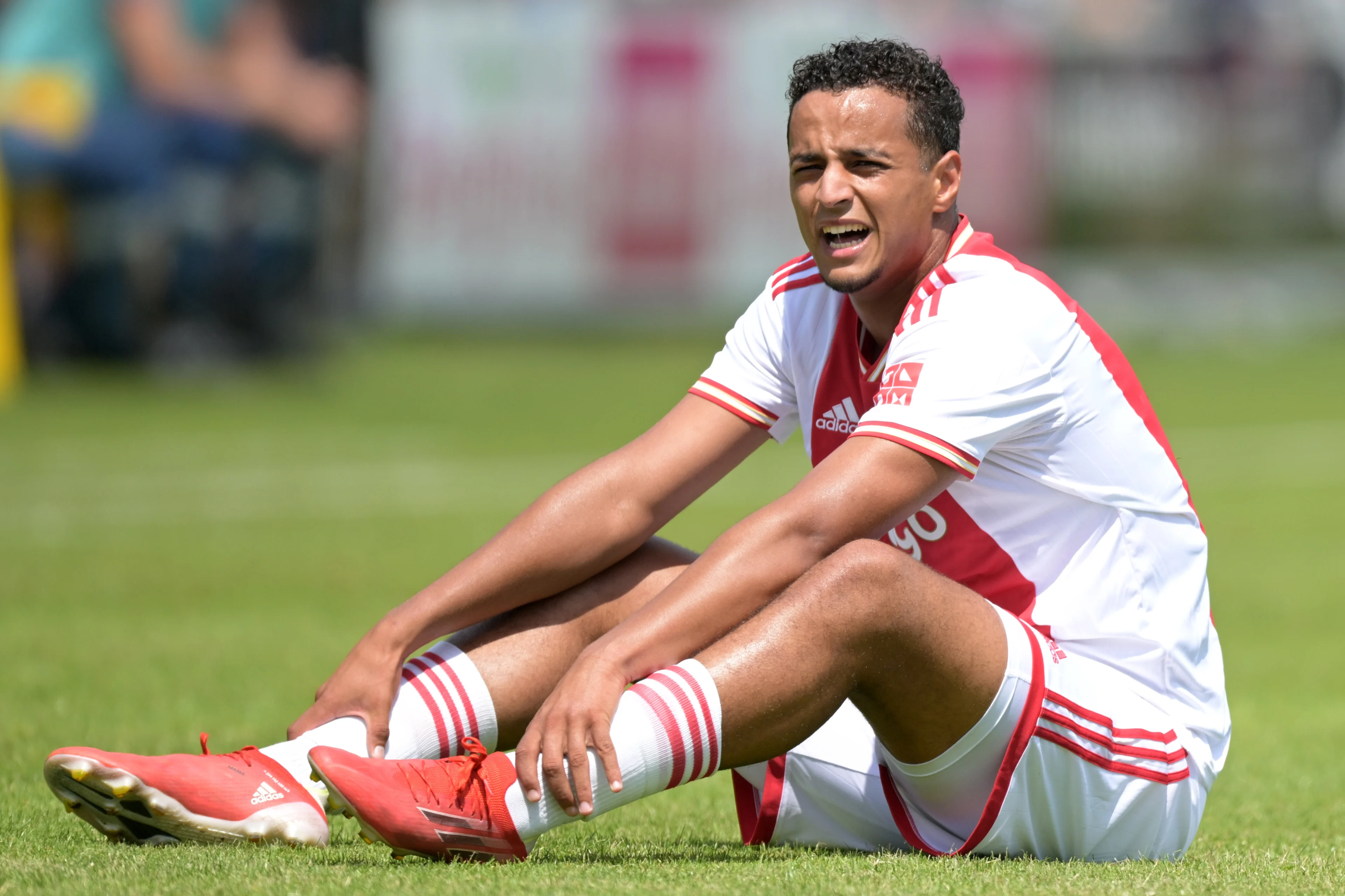 Voetballer Ihattaren krijgt taakstraf voor mishandelen ex-vriendin